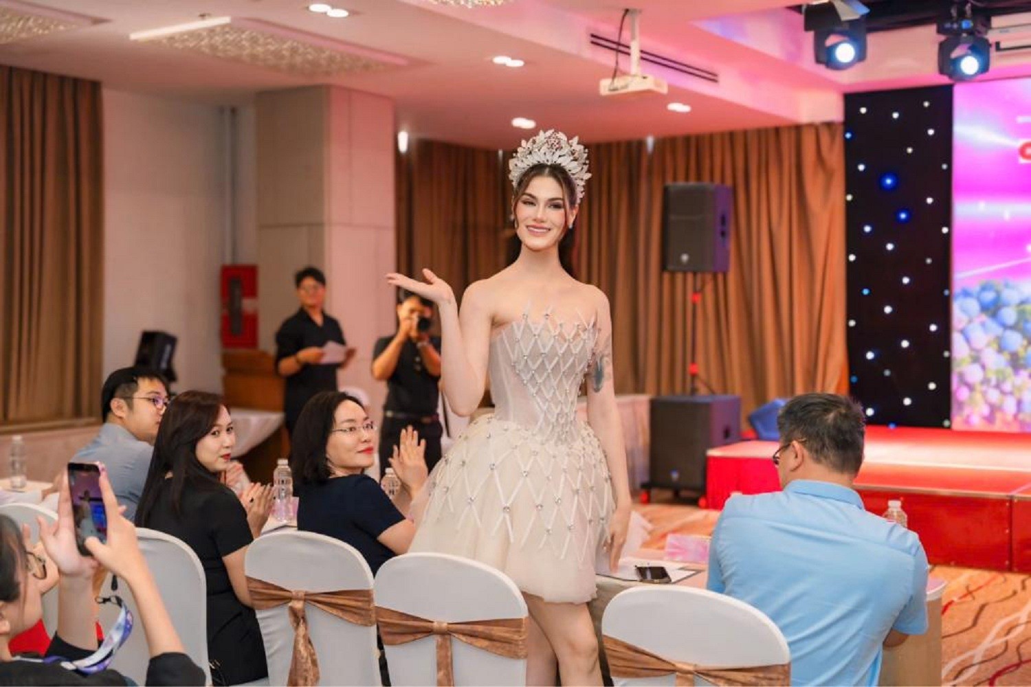Đương kim 'Miss Charm' Anna Blanco ngồi 'ghế nóng' cuộc thi 'Thiên thần quảng cáo Việt Nam' cùng Hoa hậu Diệu Linh