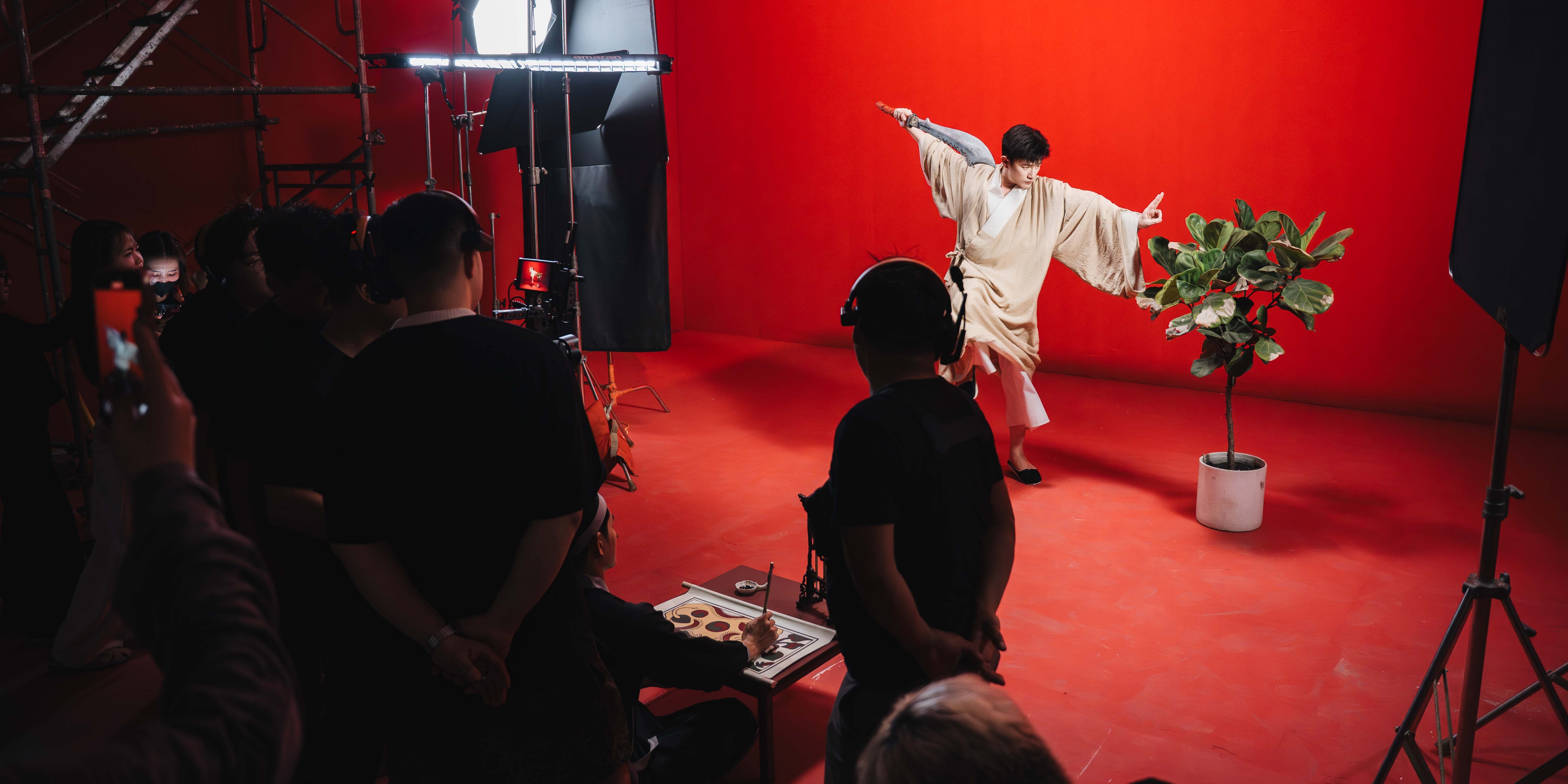 Dược sĩ Tiến gây bất ngờ khi hát OST 'Trùm Sò', mở ra màu sắc mới cho phim Việt