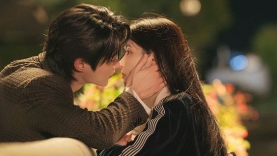 'Perfect Crown' của IU và Byun Woo Seok bị so sánh với 'Goong'