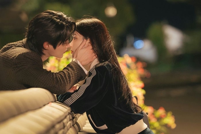 'Perfect Crown' của IU và Byun Woo Seok bị so sánh với 'Goong'