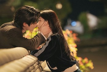 'Perfect Crown' của IU và Byun Woo Seok bị so sánh với 'Goong'