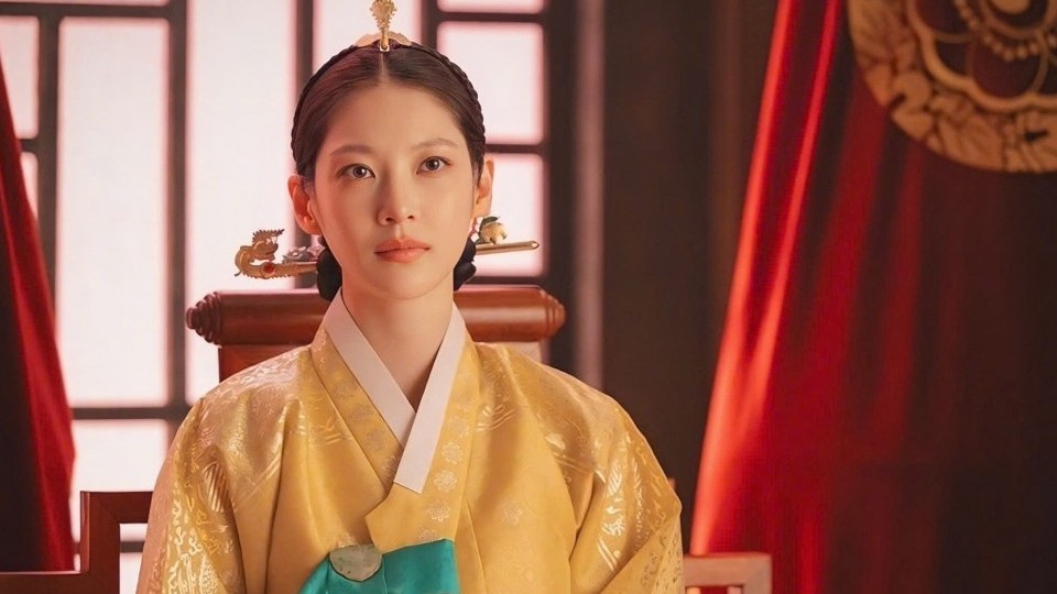 Không phải IU hay Byeon Woo Seok, đây mới là người nổi bật nhất 'Perfect Crown'