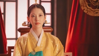 Không phải IU hay Byeon Woo Seok, đây mới là người nổi bật nhất 'Perfect Crown'