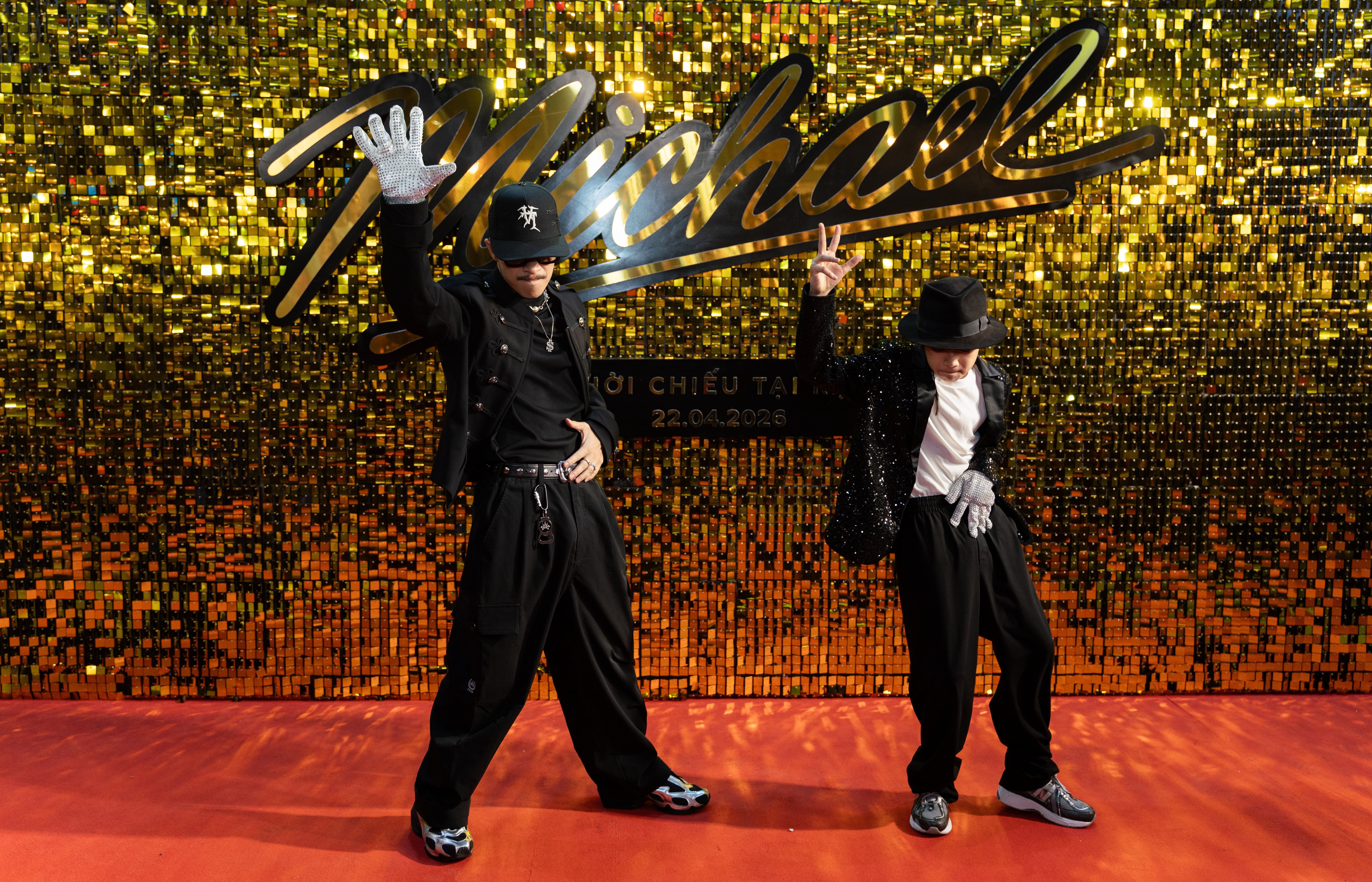 Việt Max, Trọng Hiếu, danh ca Ngọc Sơn cùng hàng loạt sao Việt tái hiện vũ đạo huyền thoại của 'Ông vua nhạc Pop' tại buổi ra mắt 'Michael'