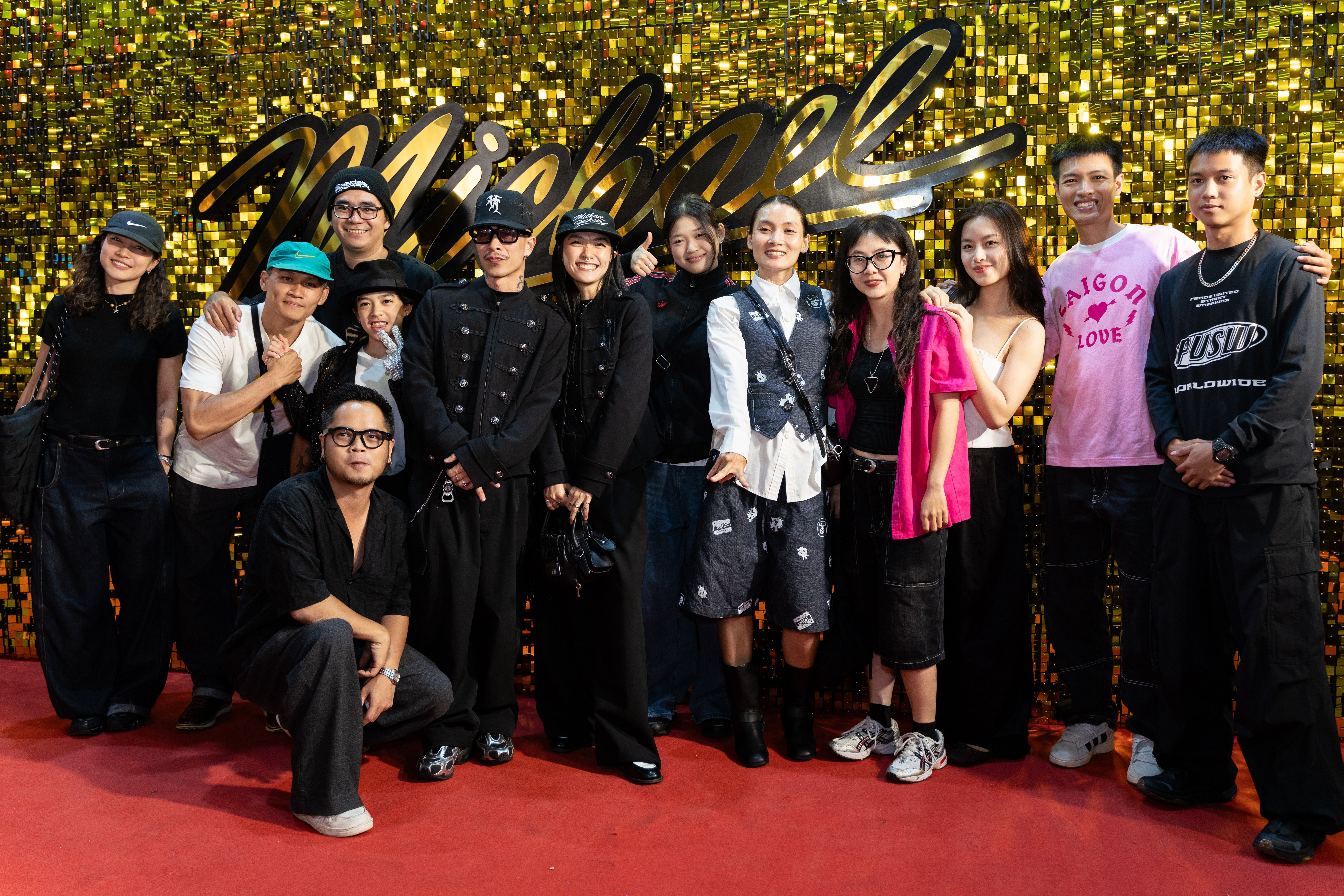 Việt Max, Trọng Hiếu, danh ca Ngọc Sơn cùng hàng loạt sao Việt tái hiện vũ đạo huyền thoại của 'Ông vua nhạc Pop' tại buổi ra mắt 'Michael'