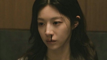 Go Youn Jung gây sốt với cảnh chảy máu trong phim Netflix