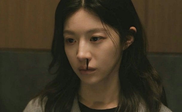 Go Youn Jung gây sốt với cảnh chảy máu trong phim Netflix