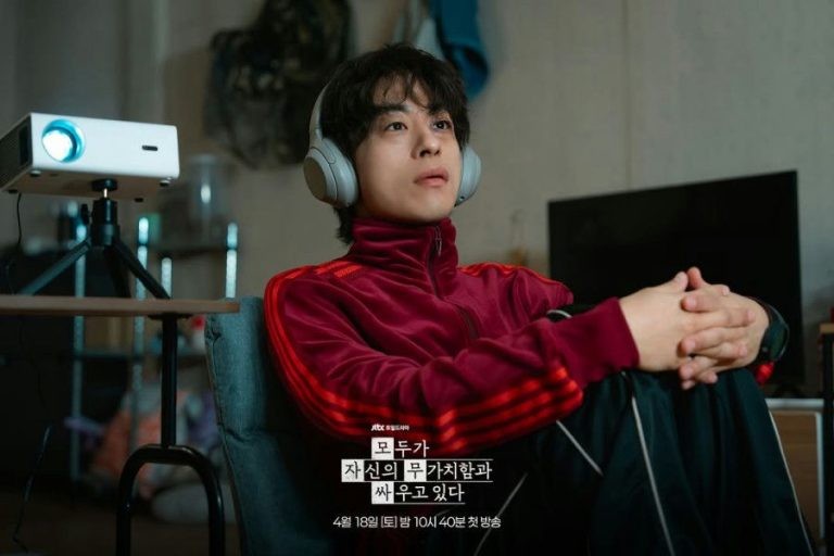 Go Youn Jung gây sốt với cảnh chảy máu trong phim Netflix