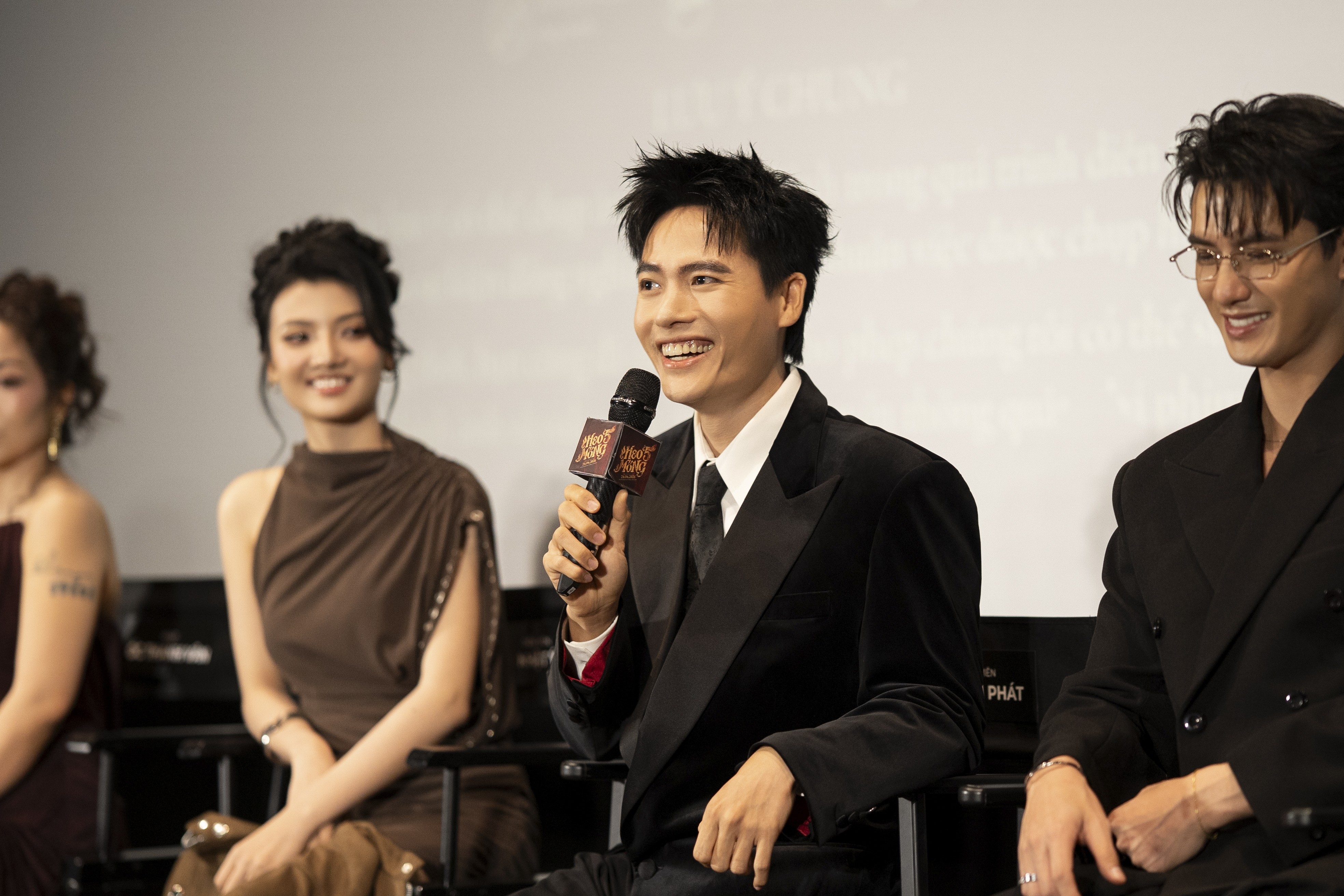 Thảm đỏ 'Heo năm móng': Dàn sao đổ bộ, Võ Tấn Phát và Trần Ngọc Vàng 'đọ' phong thái