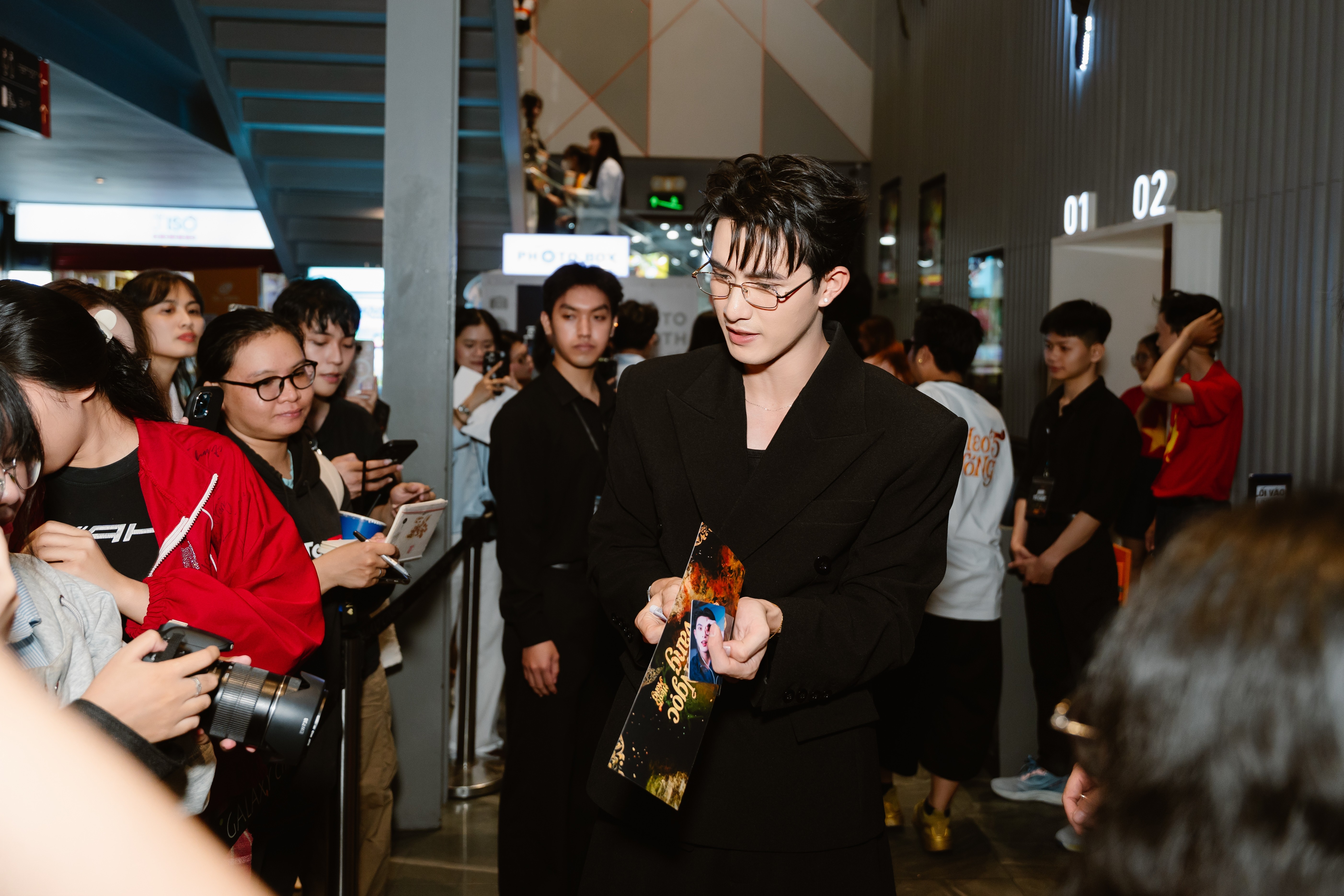 Thảm đỏ 'Heo năm móng': Dàn sao đổ bộ, Võ Tấn Phát và Trần Ngọc Vàng 'đọ' phong thái