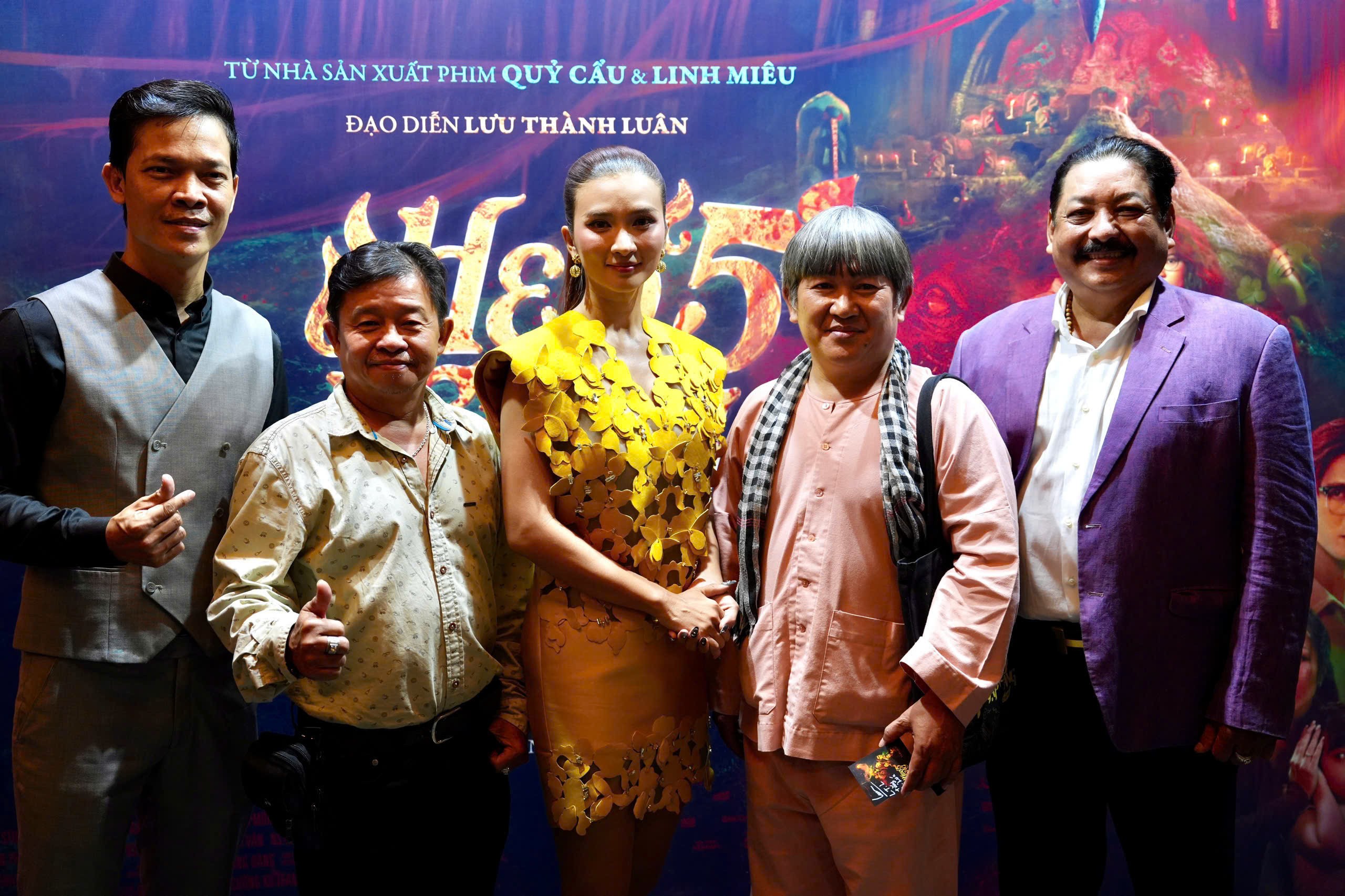 Thảm đỏ 'Heo năm móng': Dàn sao đổ bộ, Võ Tấn Phát và Trần Ngọc Vàng 'đọ' phong thái