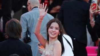 Jisoo (BlackPink) tỏa sáng tại Cannes bất chấp bê bối của anh trai