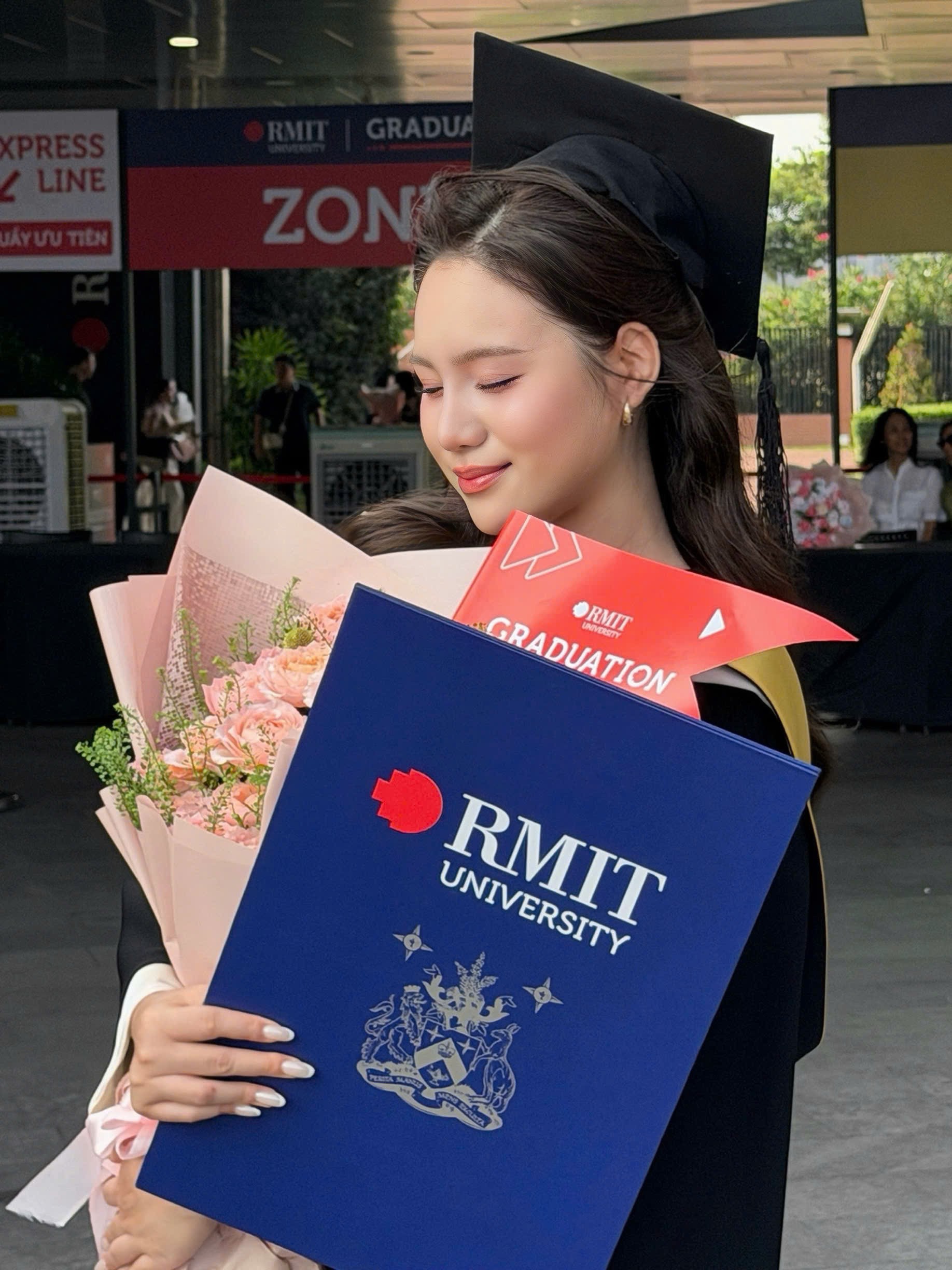 NSND Trịnh Kim Chi cùng chồng tặng hoa chúc mừng con gái Võ Trịnh Khánh Ngân nhận bằng tốt nghiệp