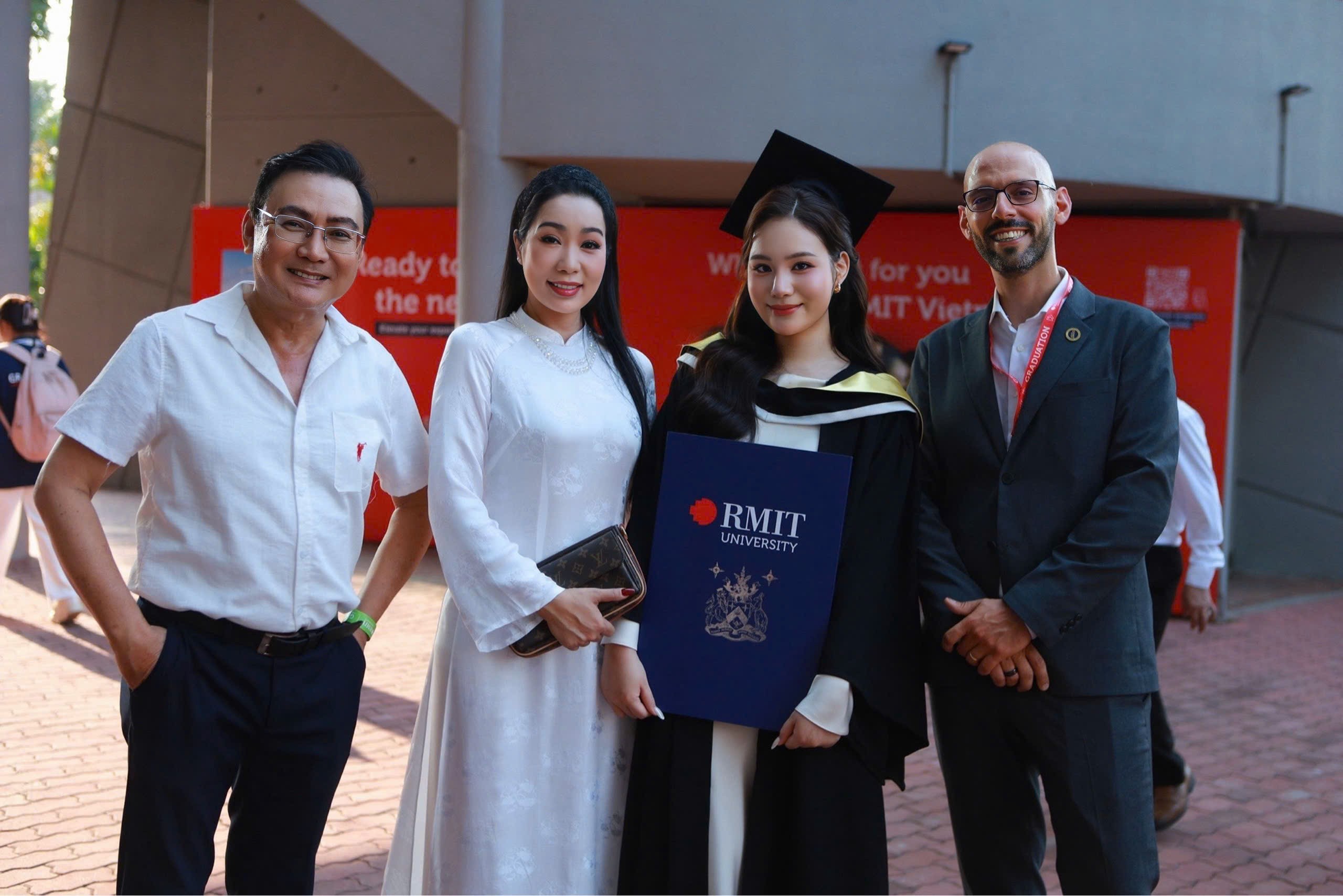 NSND Trịnh Kim Chi cùng chồng tặng hoa chúc mừng con gái Võ Trịnh Khánh Ngân nhận bằng tốt nghiệp