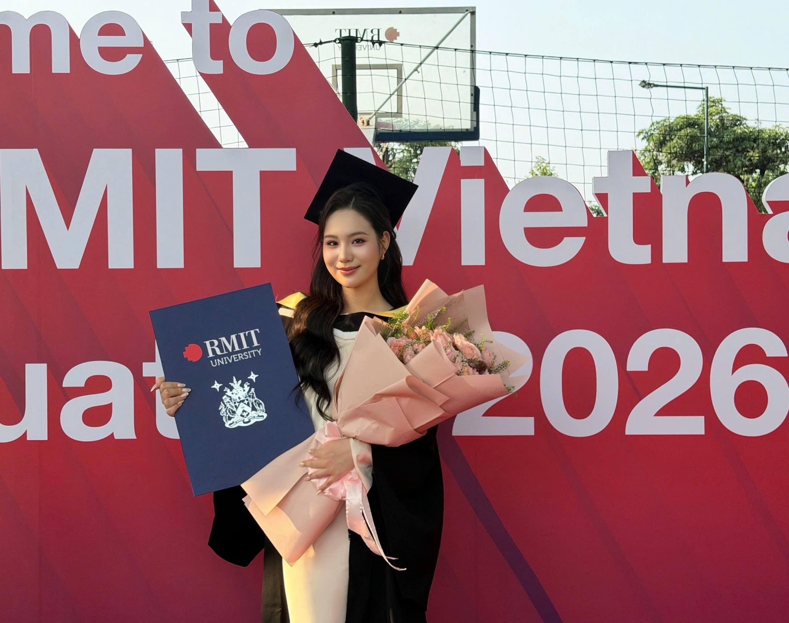 NSND Trịnh Kim Chi cùng chồng tặng hoa chúc mừng con gái Võ Trịnh Khánh Ngân nhận bằng tốt nghiệp