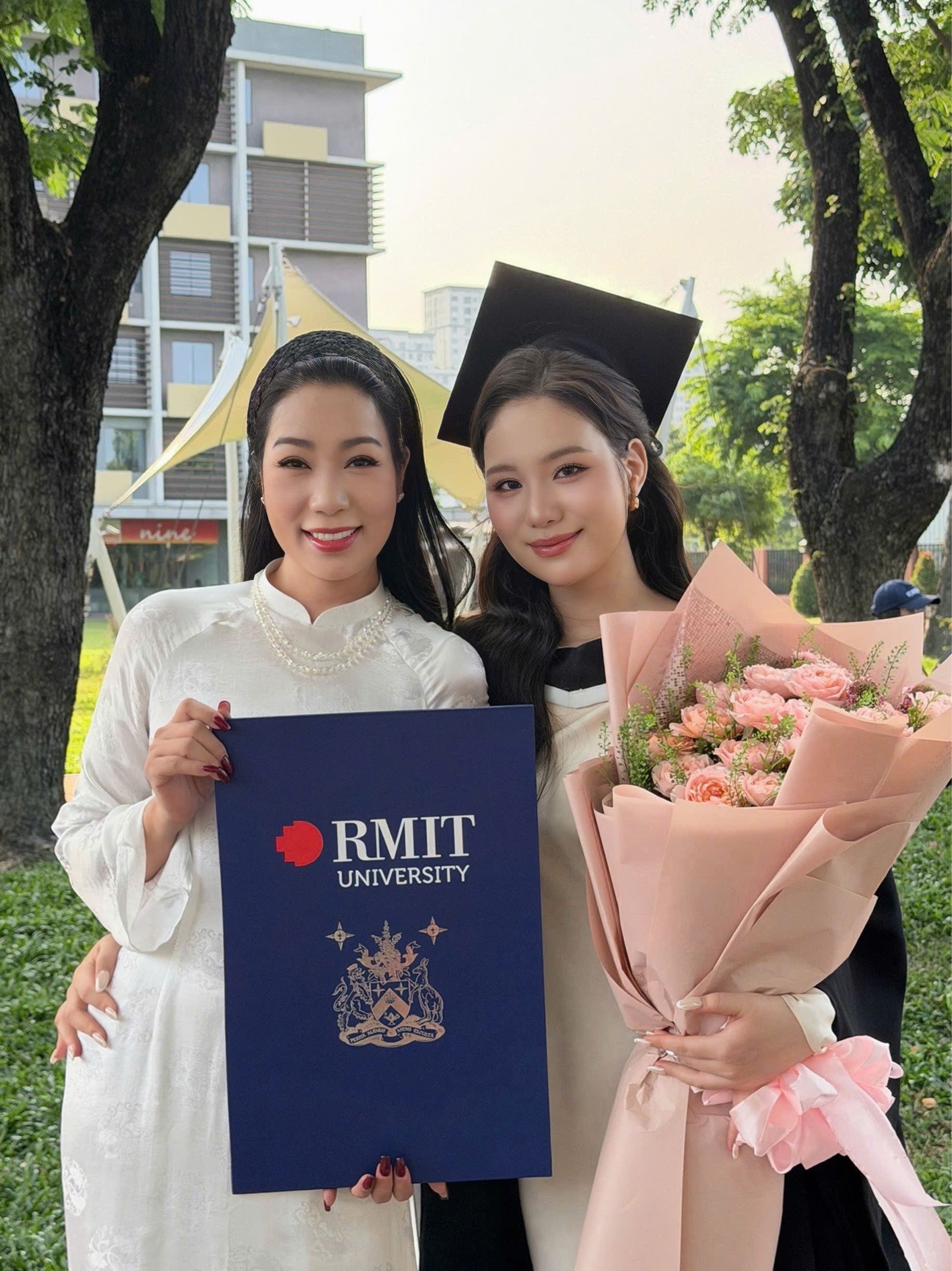 NSND Trịnh Kim Chi cùng chồng tặng hoa chúc mừng con gái Võ Trịnh Khánh Ngân nhận bằng tốt nghiệp