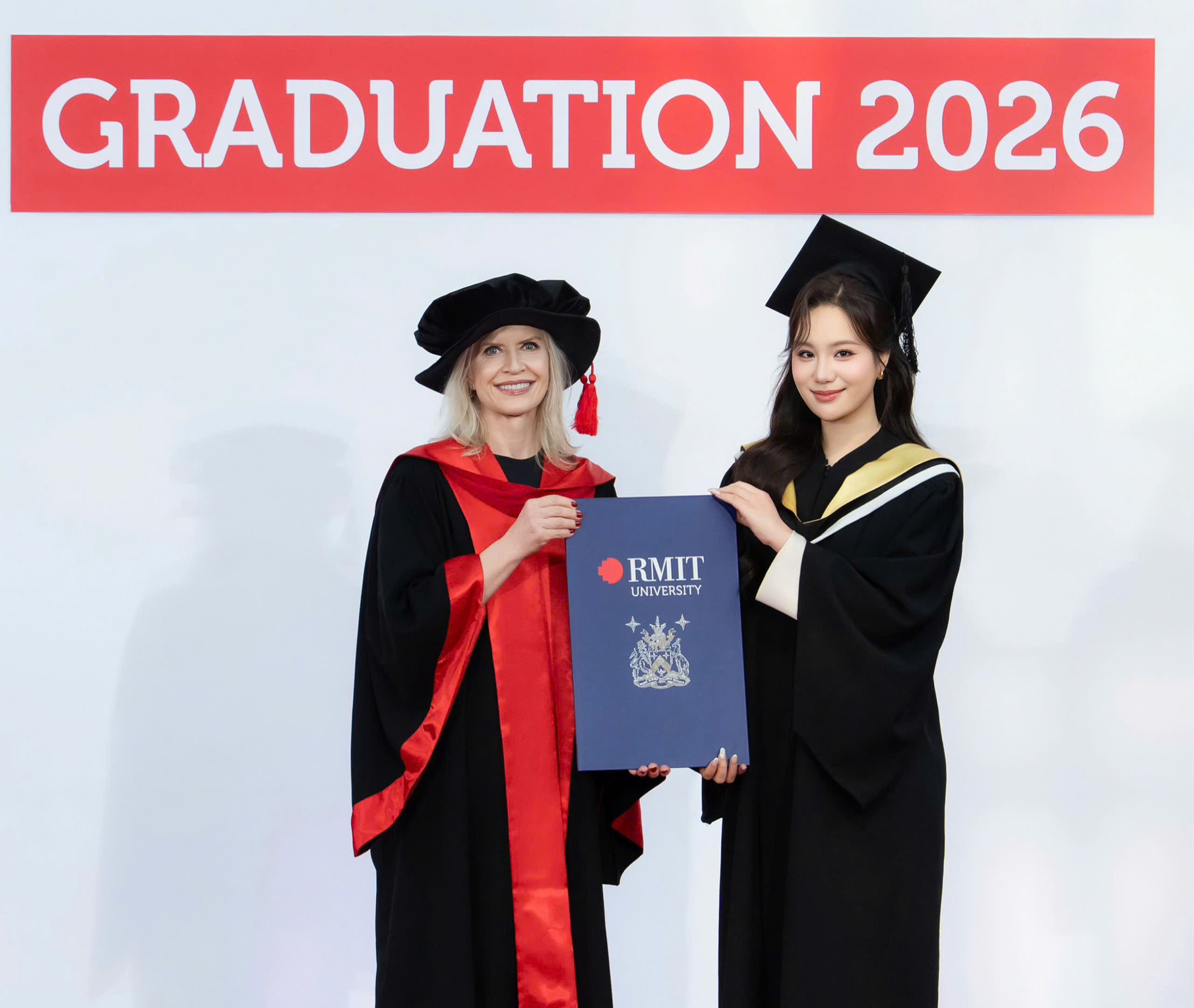 NSND Trịnh Kim Chi cùng chồng tặng hoa chúc mừng con gái Võ Trịnh Khánh Ngân nhận bằng tốt nghiệp