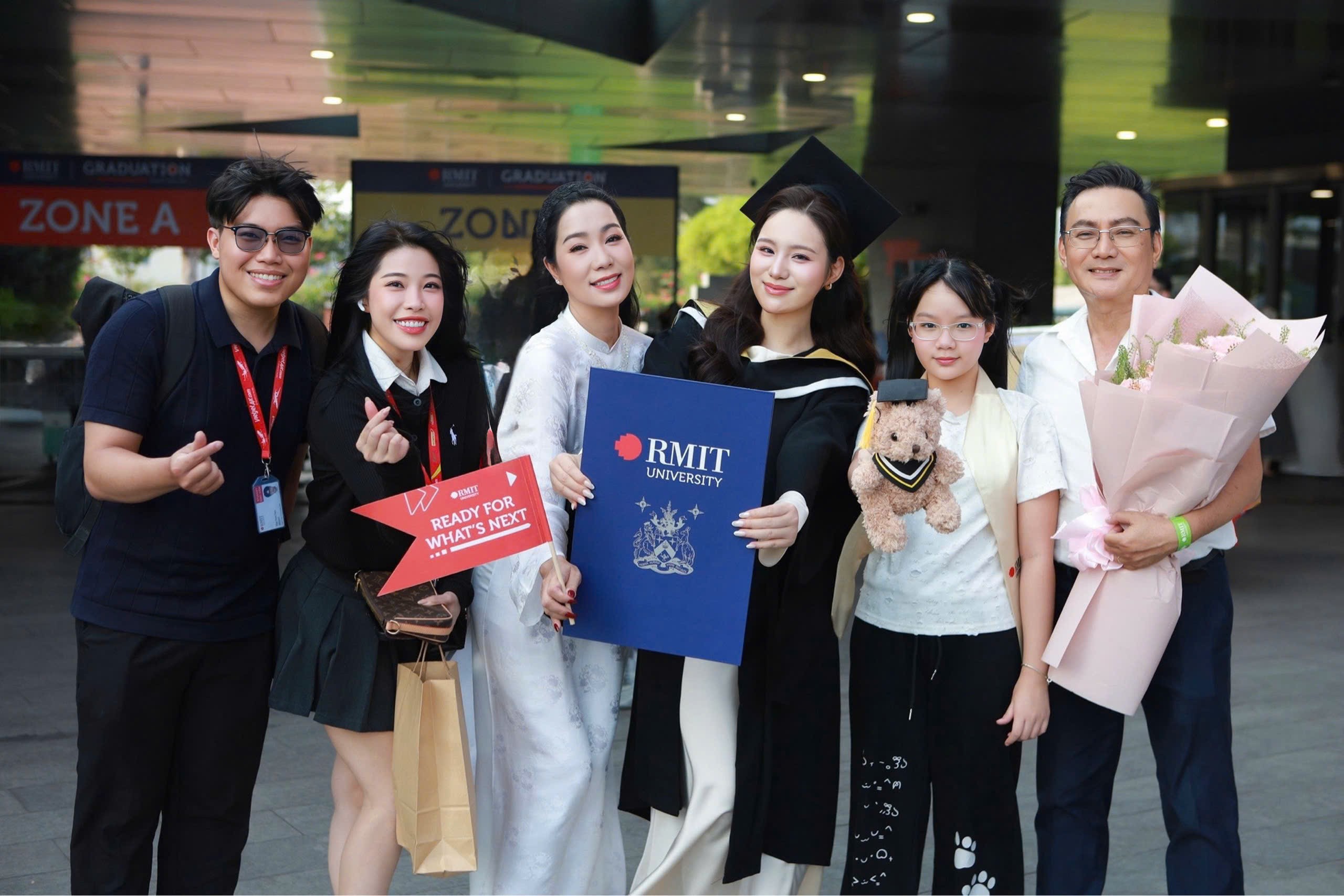 NSND Trịnh Kim Chi cùng chồng tặng hoa chúc mừng con gái Võ Trịnh Khánh Ngân nhận bằng tốt nghiệp