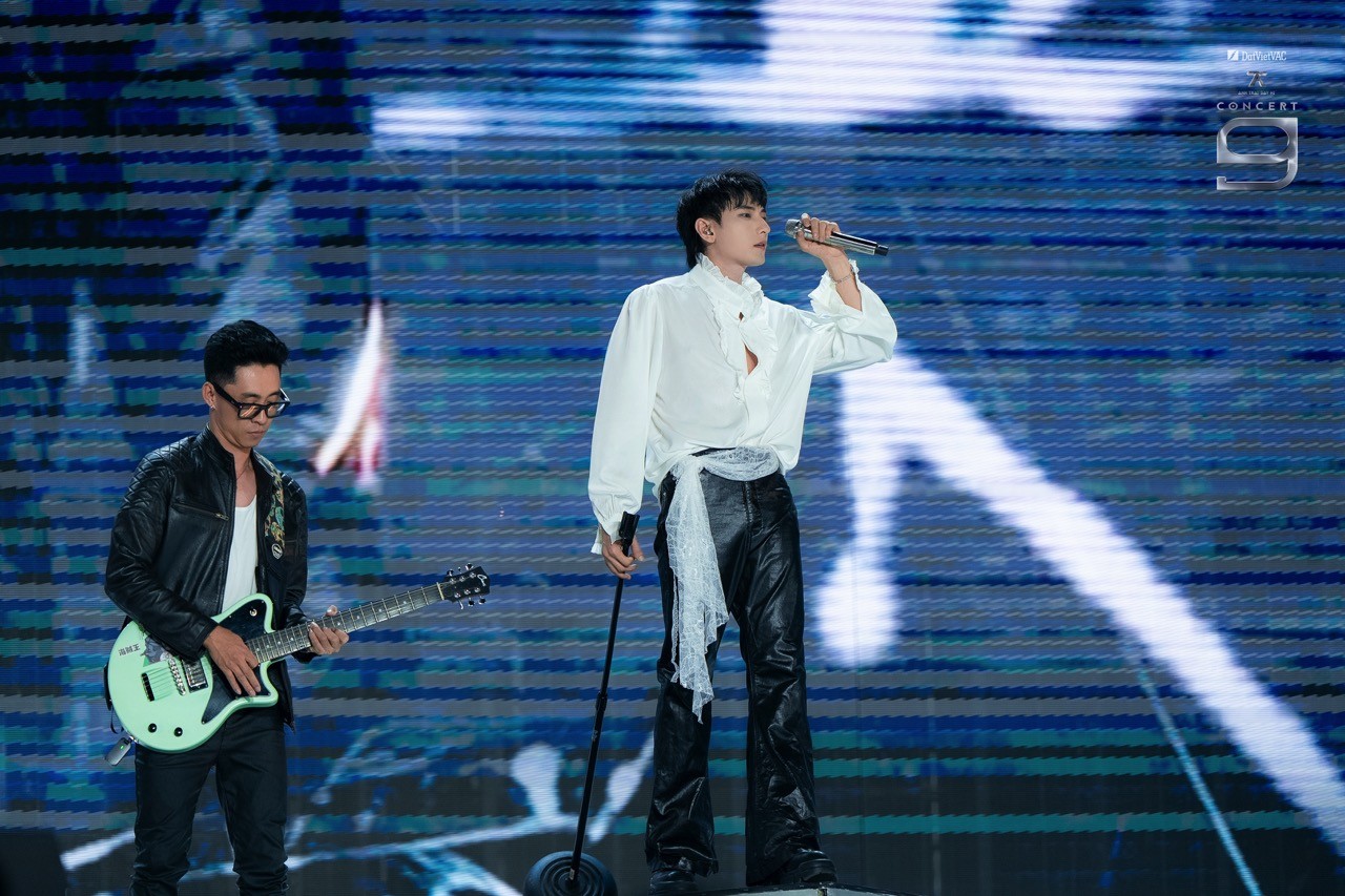 Isaac 'xuất thần' khiến Trấn Thành phải khen ngay trên sân khấu concert, đến ViruSs còn bất ngờ