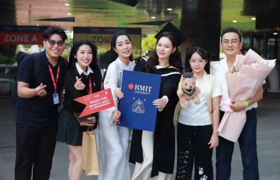 NSND Trịnh Kim Chi cùng chồng tặng hoa chúc mừng con gái Võ Trịnh Khánh Ngân nhận bằng tốt nghiệp