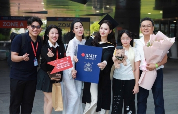 NSND Trịnh Kim Chi cùng chồng tặng hoa chúc mừng con gái Võ Trịnh Khánh Ngân nhận bằng tốt nghiệp