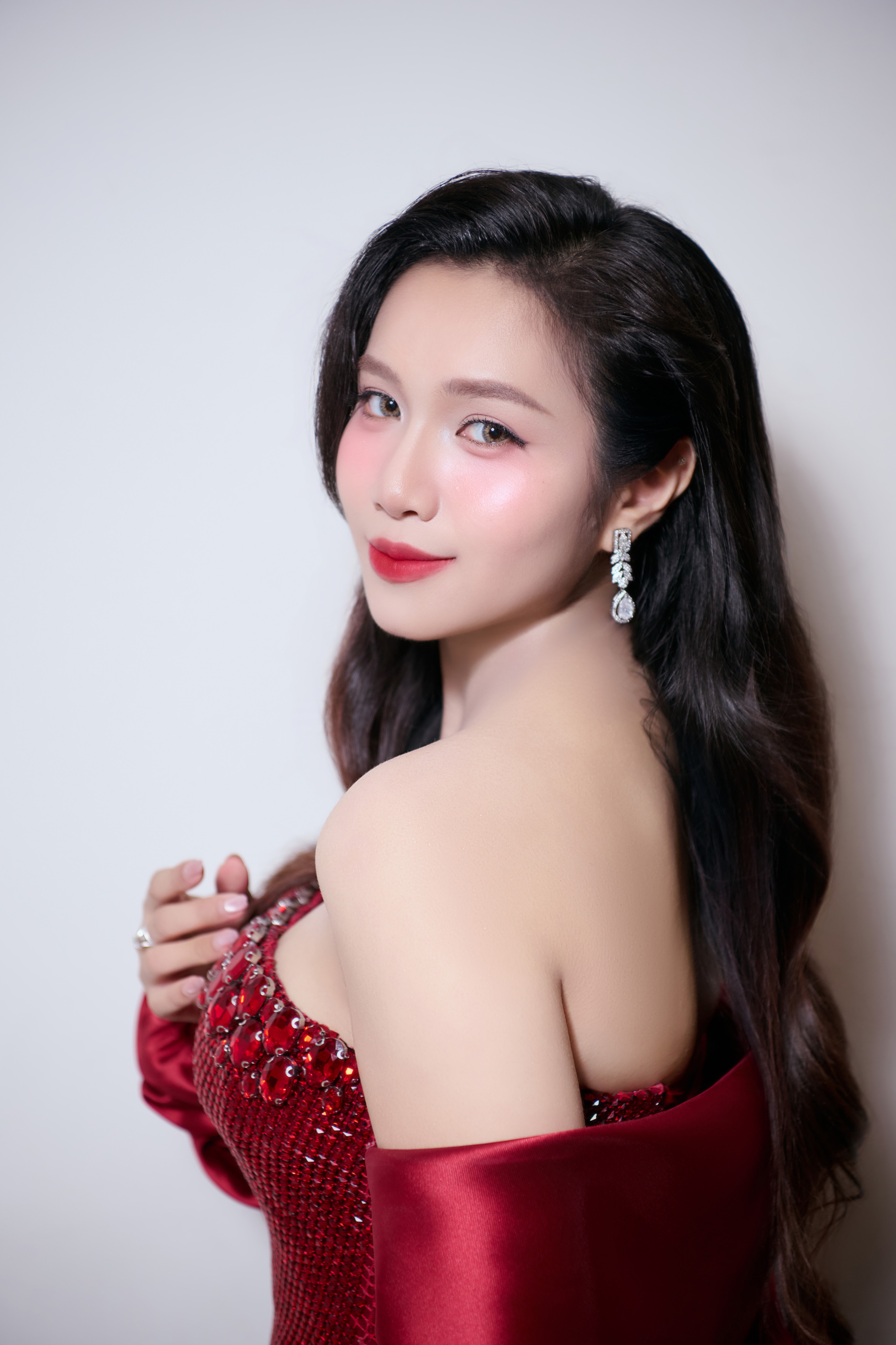 Nhà sản xuất Mai Bảo Ngọc trở lại với visual rực sáng sau khi vừa sinh con