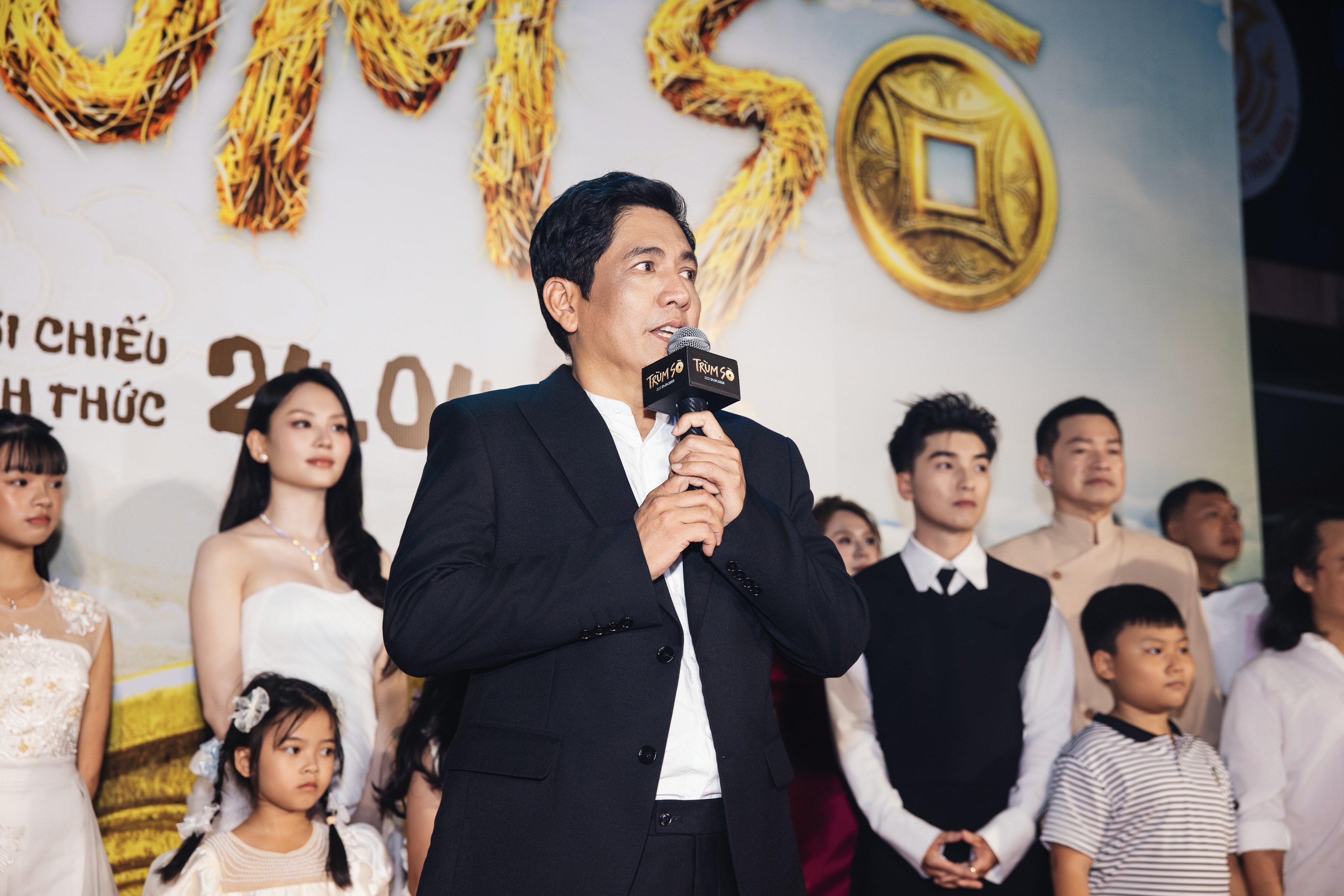 Đức Thịnh ‘bóc phốt’ bà xã Thanh Thuý ngay tại thảm đỏ ra mắt  'Trùm Sò'