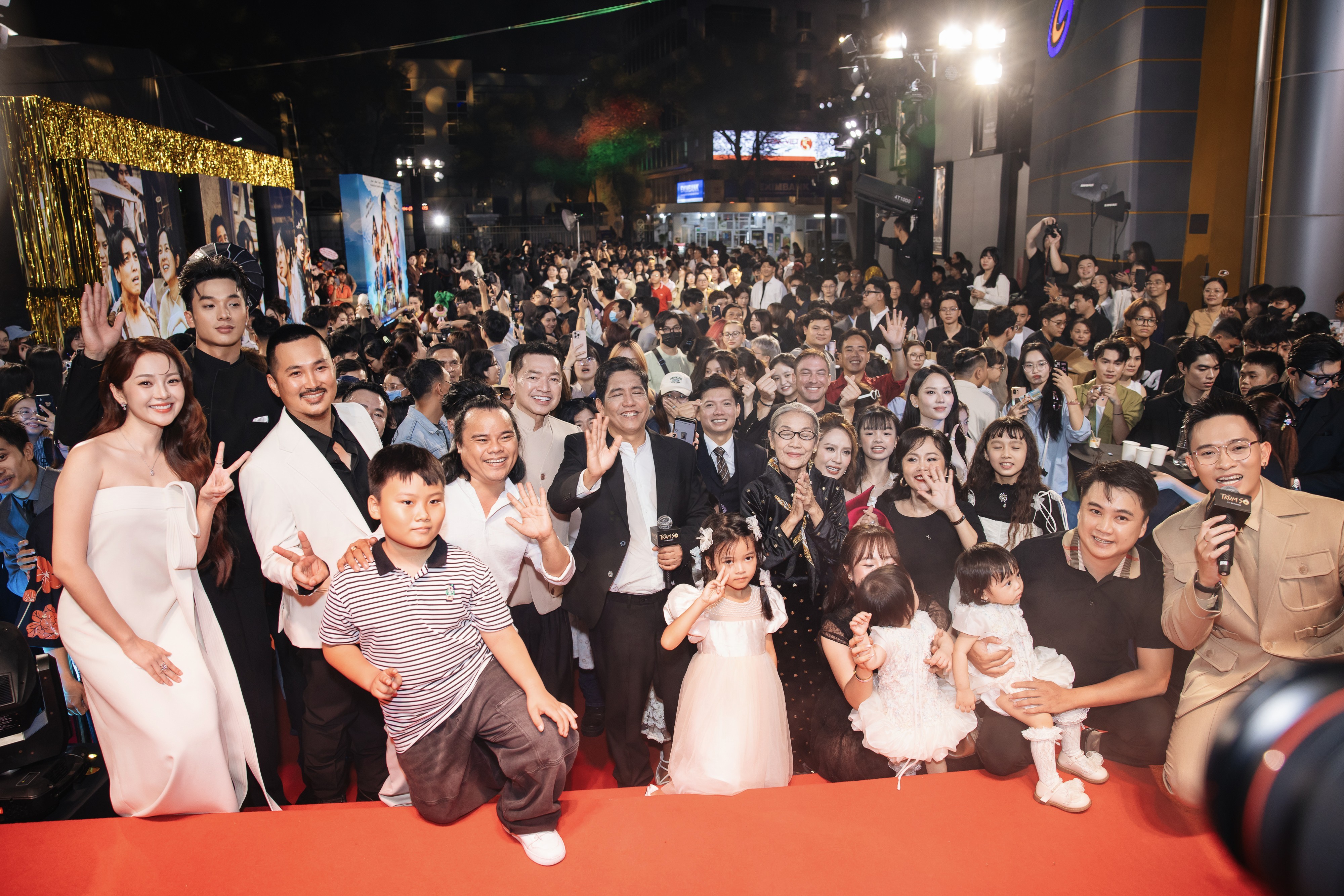 Đức Thịnh ‘bóc phốt’ bà xã Thanh Thuý ngay tại thảm đỏ ra mắt  'Trùm Sò'