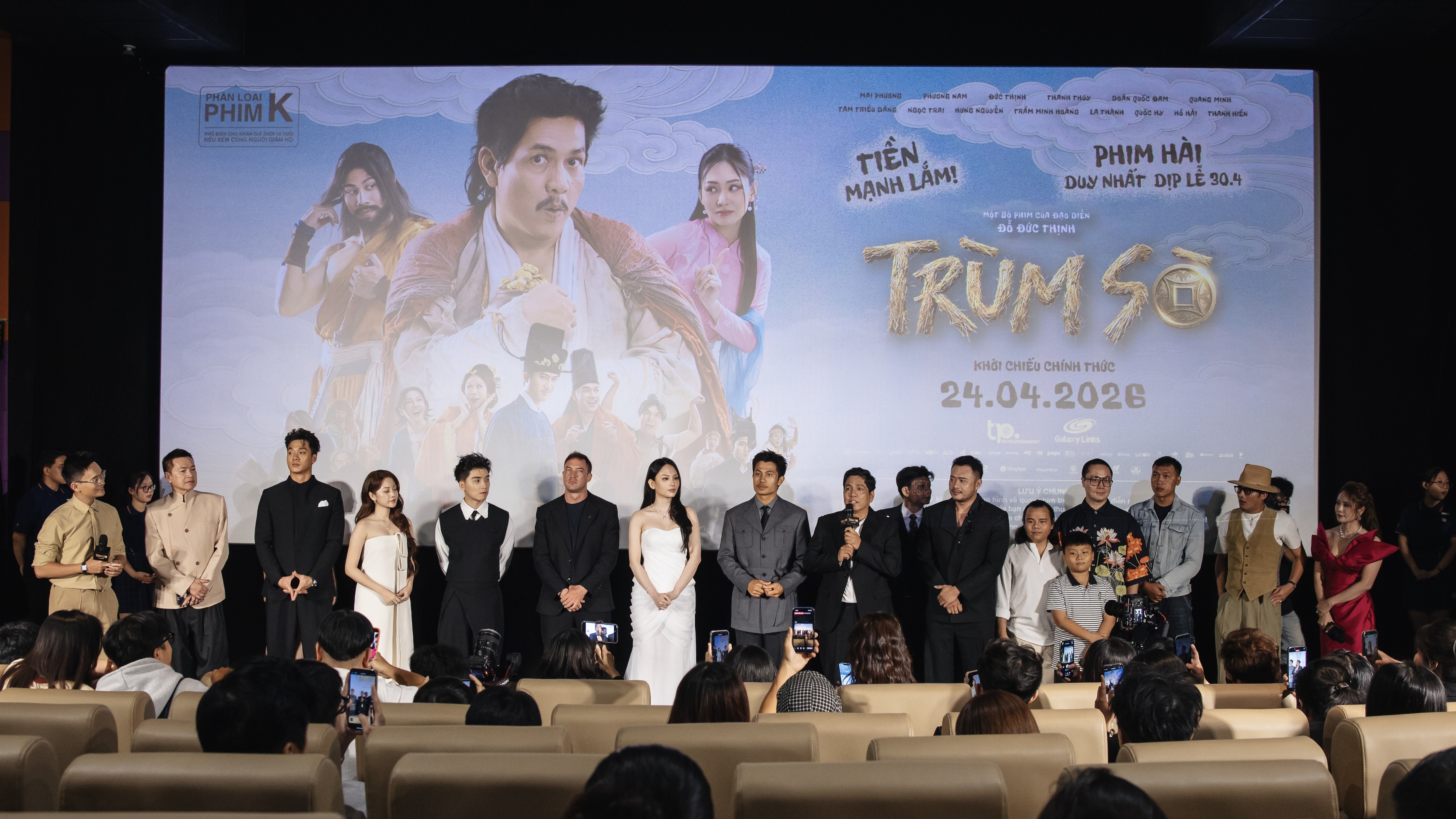 Đức Thịnh ‘bóc phốt’ bà xã Thanh Thuý ngay tại thảm đỏ ra mắt  'Trùm Sò'