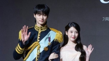 Danh tiếng của IU và Byun Woo Seok đưa 'Perfect Crown' lên đỉnh cao
