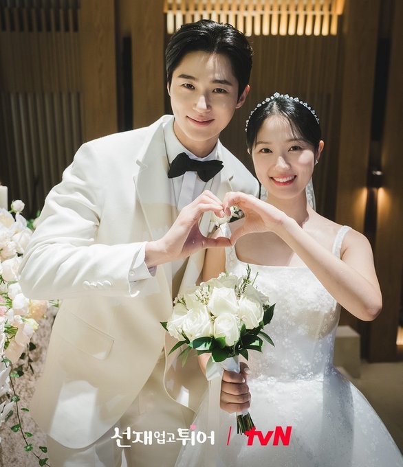 Danh tiếng của IU và Byun Woo Seok đưa 'Perfect Crown' lên đỉnh cao