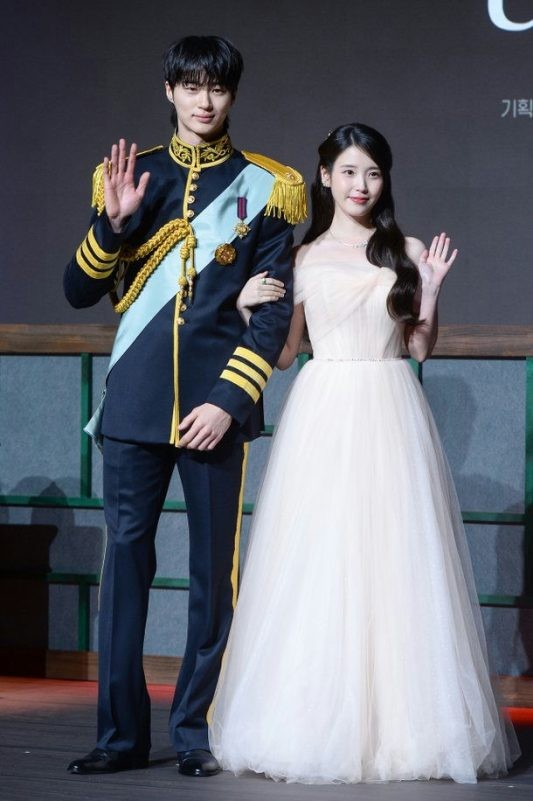 Danh tiếng của IU và Byun Woo Seok đưa 'Perfect Crown' lên đỉnh cao