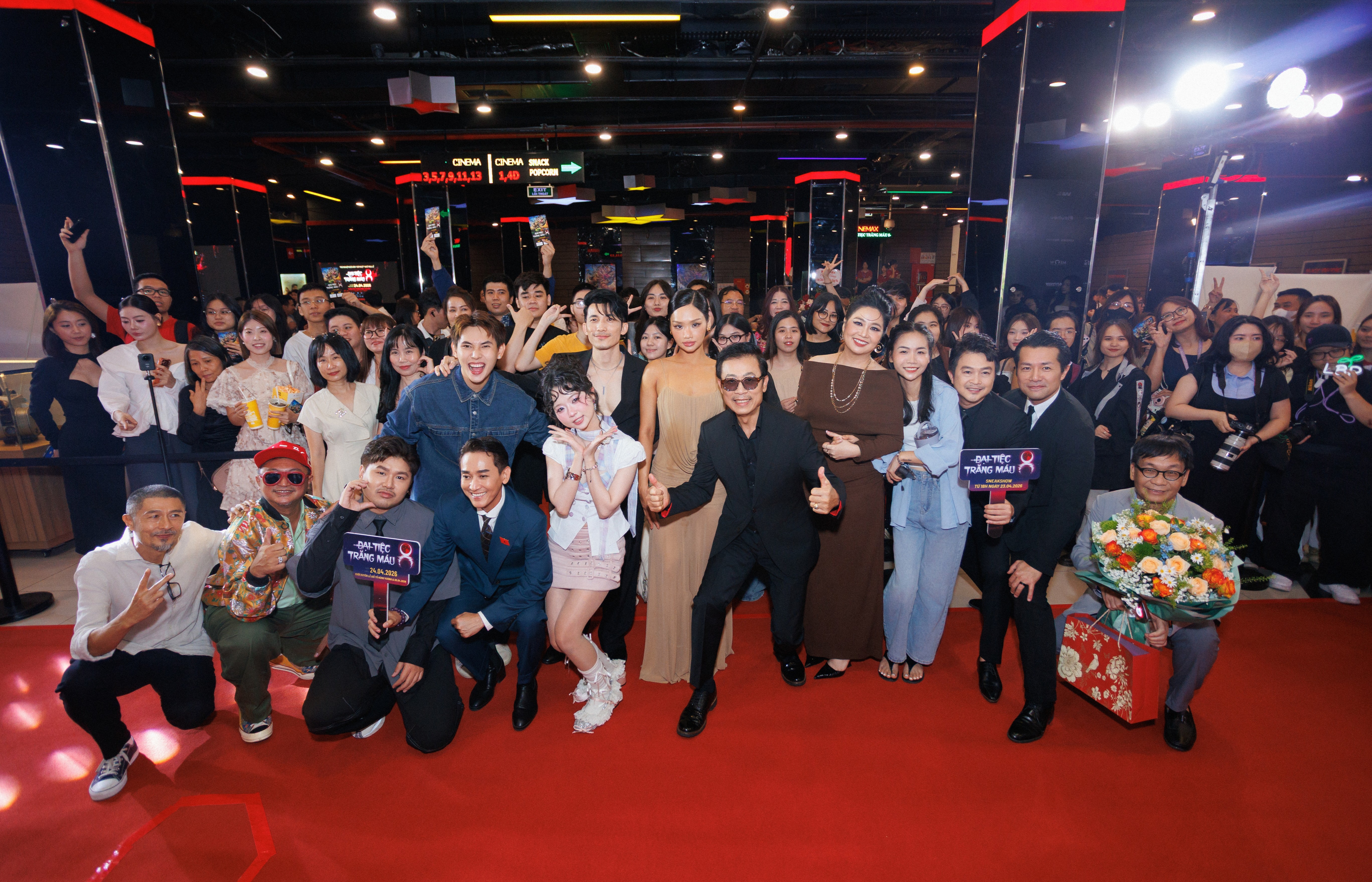 Dàn cast 'Đại tiệc trăng máu 8' lên đồ lộng lẫy, ra mắt khán giả Hà Nội