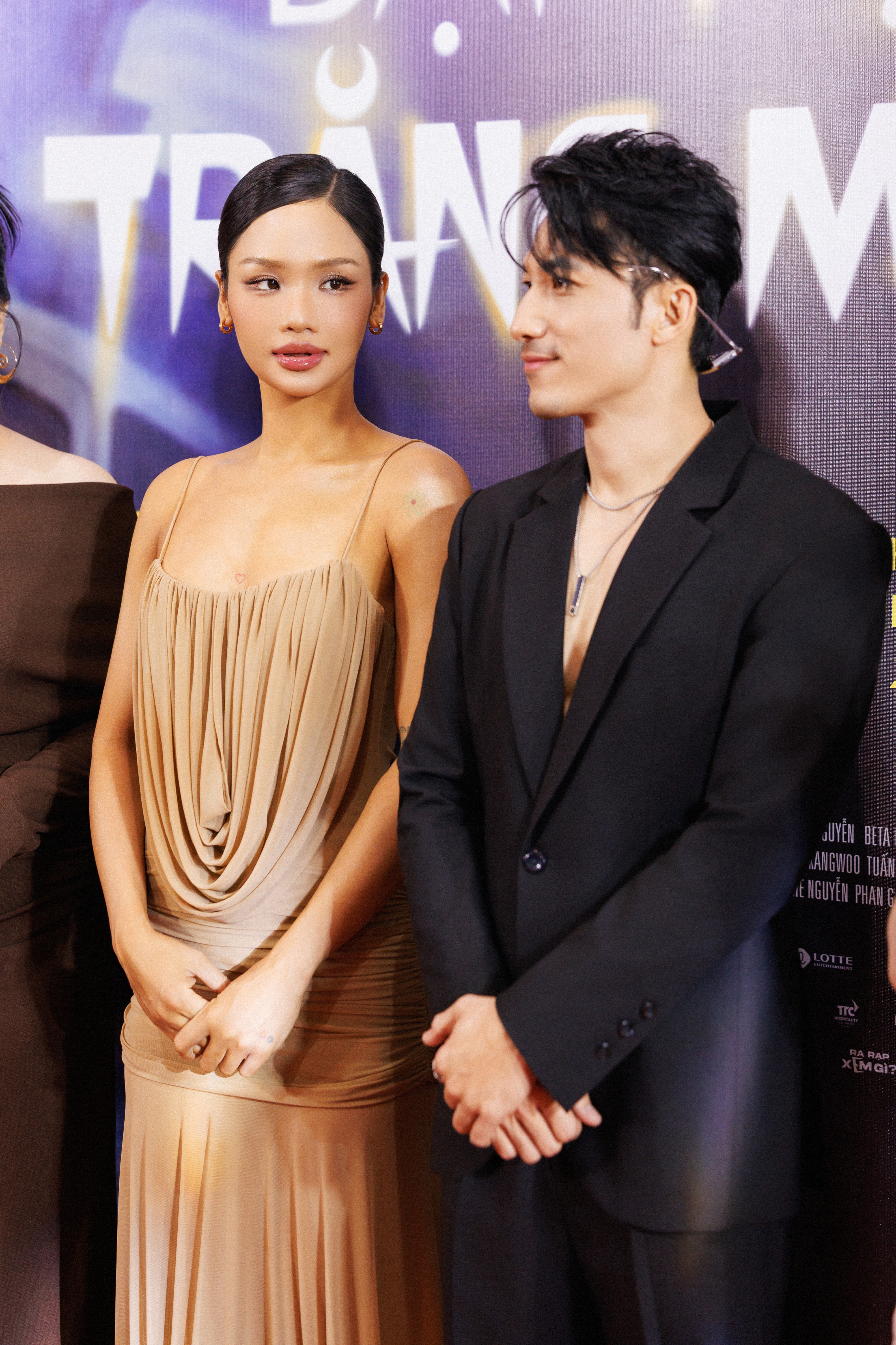 Dàn cast 'Đại tiệc trăng máu 8' lên đồ lộng lẫy, ra mắt khán giả Hà Nội