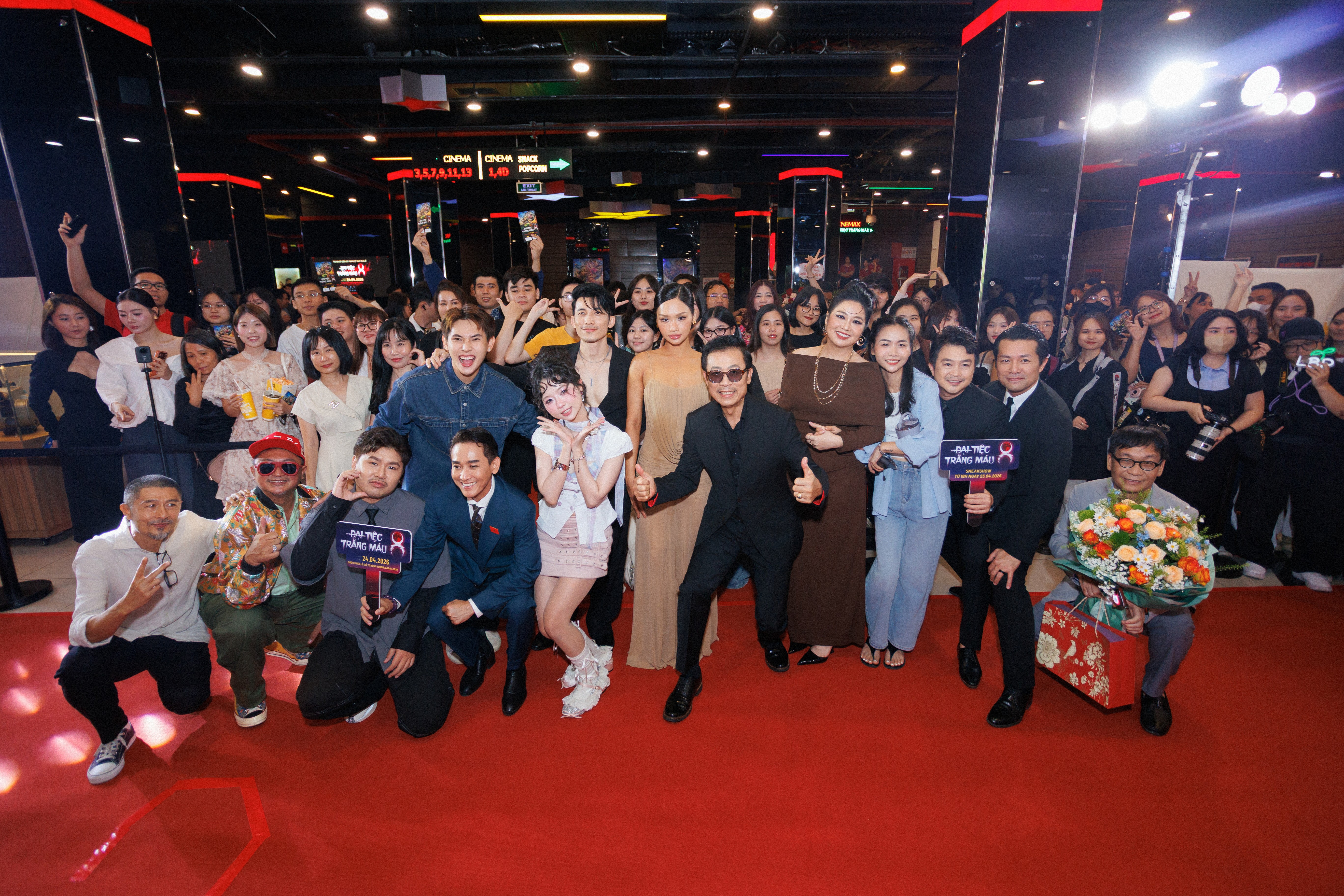 Dàn cast 'Đại tiệc trăng máu 8' lên đồ lộng lẫy, ra mắt khán giả Hà Nội