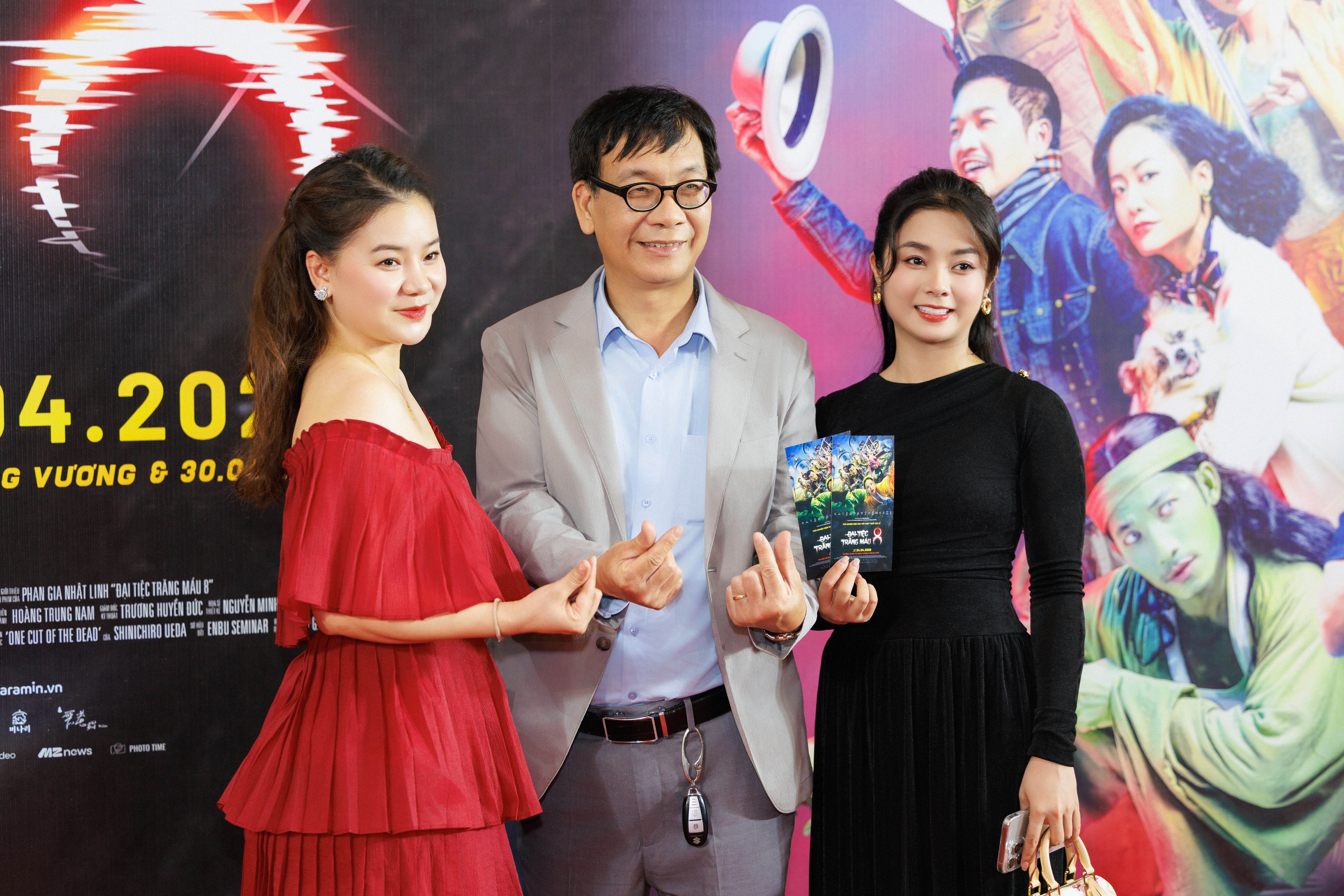 Dàn cast 'Đại tiệc trăng máu 8' lên đồ lộng lẫy, ra mắt khán giả Hà Nội