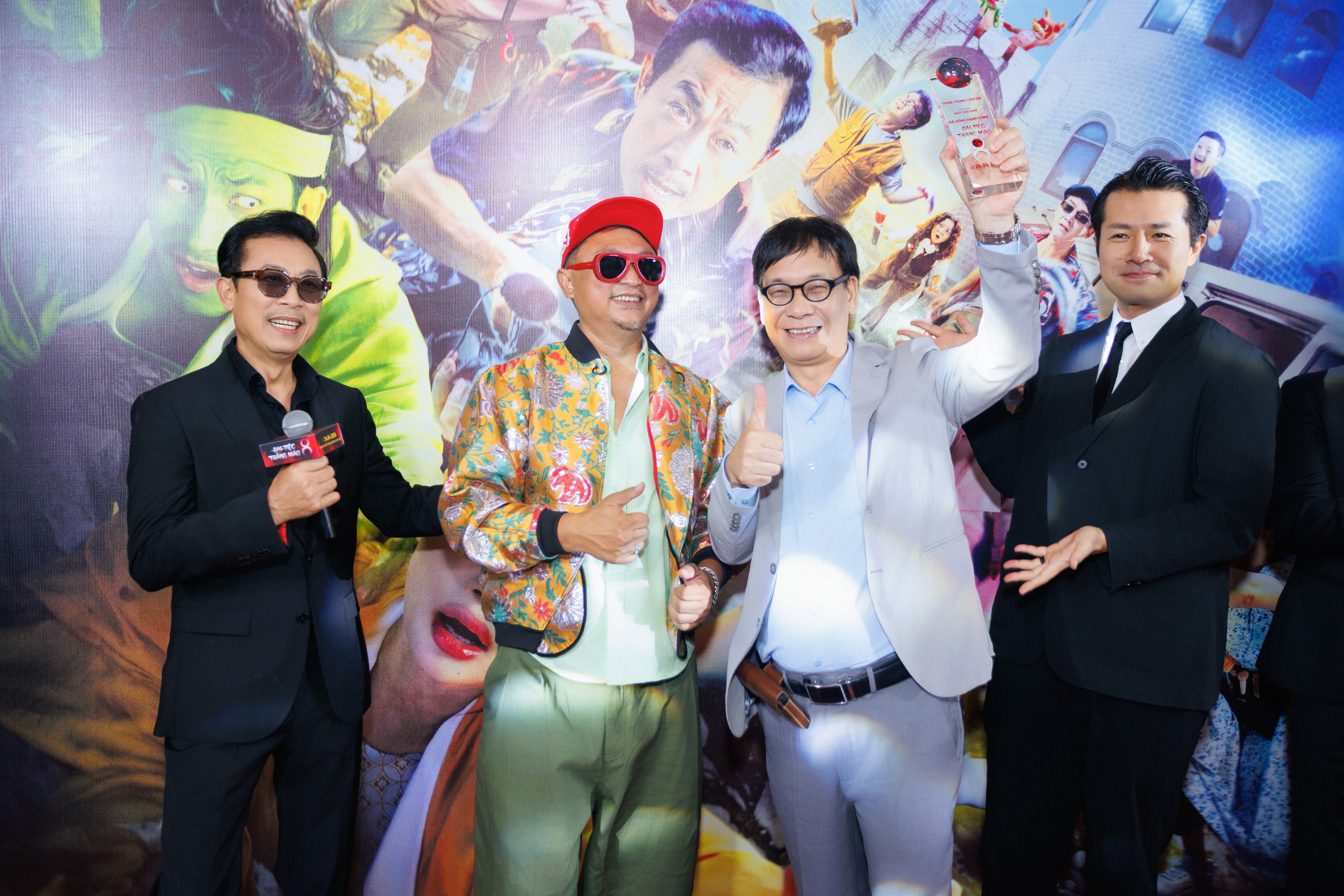 Dàn cast 'Đại tiệc trăng máu 8' lên đồ lộng lẫy, ra mắt khán giả Hà Nội