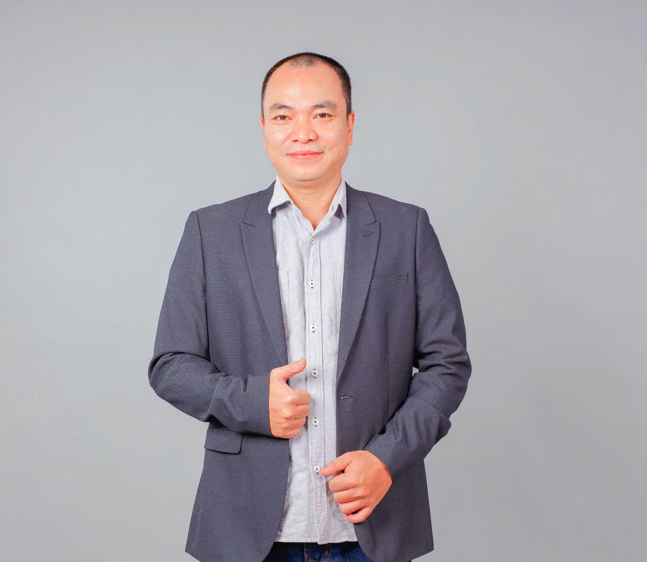 Sự khắt khe và trái tim ấm áp của đạo diễn Trần Ka My trên trường quay phim tình báo 'Tận hiến' tại Lào