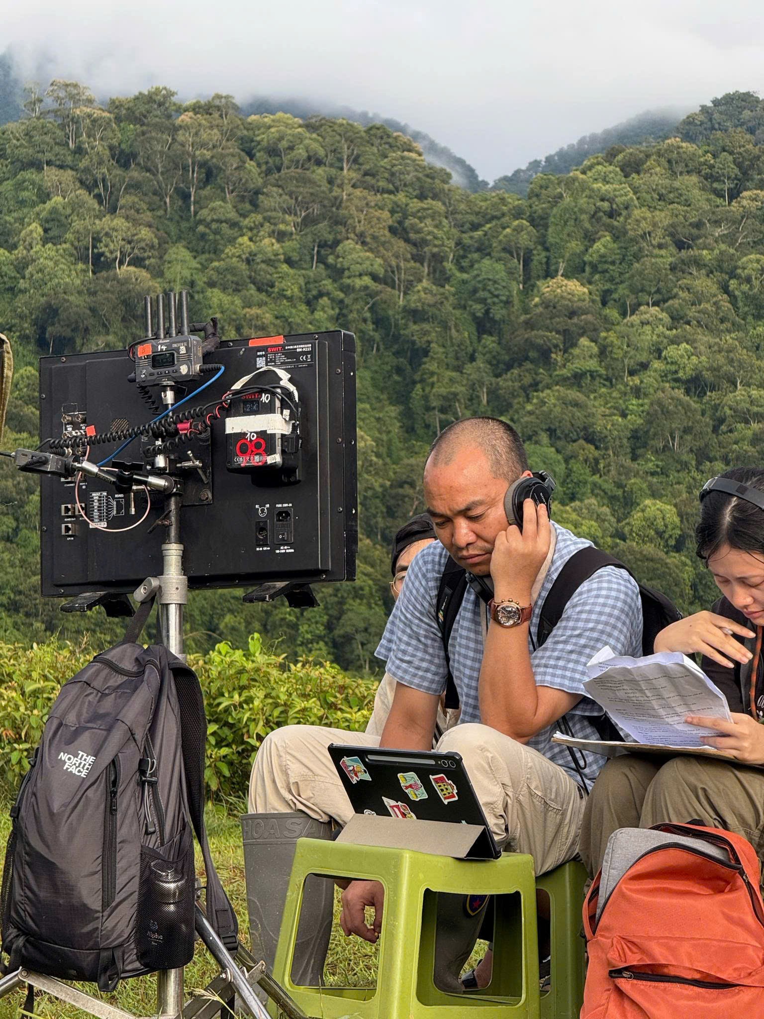 Sự khắt khe và trái tim ấm áp của đạo diễn Trần Ka My trên trường quay phim tình báo 'Tận hiến' tại Lào