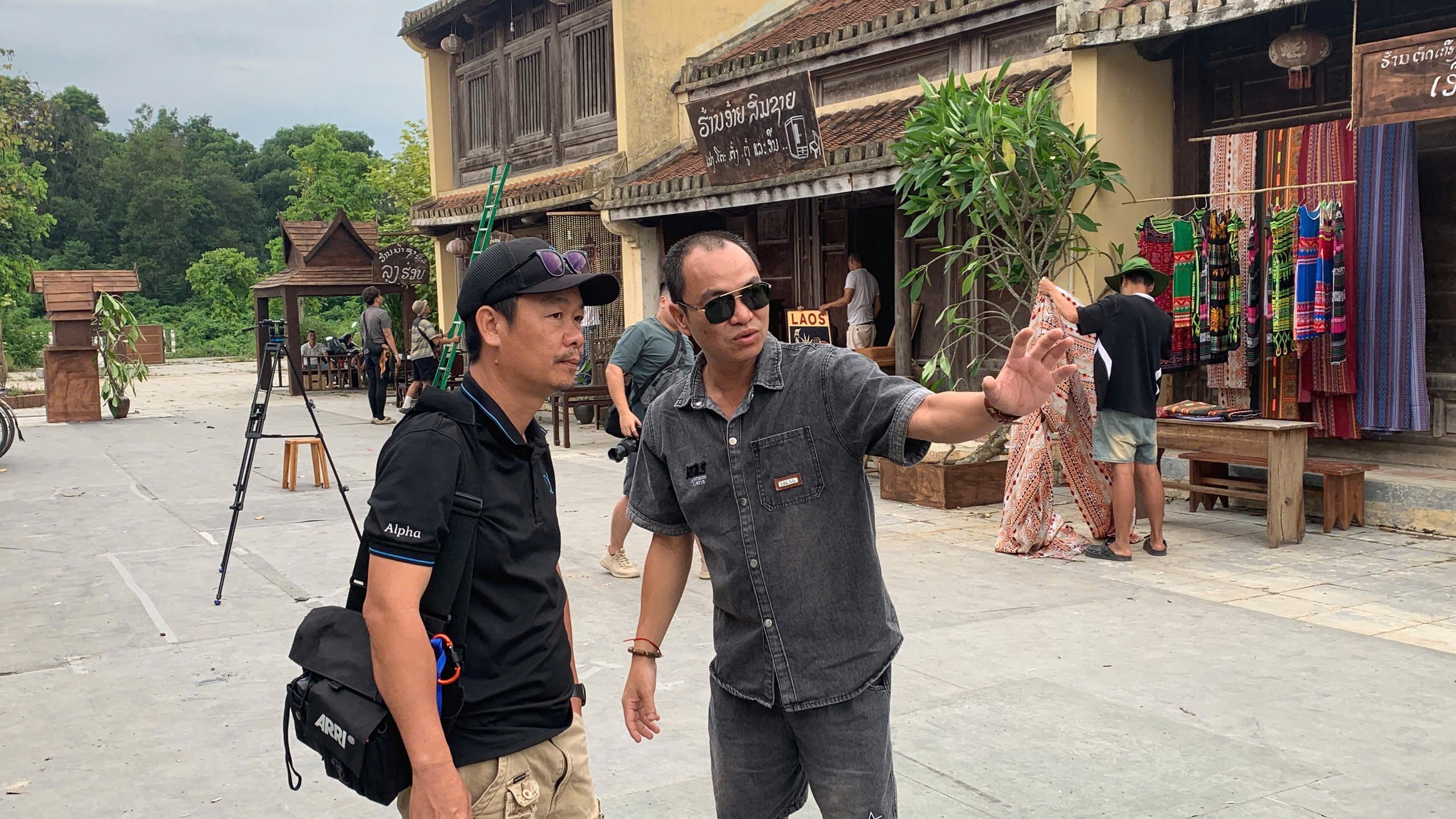 Sự khắt khe và trái tim ấm áp của đạo diễn Trần Ka My trên trường quay phim tình báo 'Tận hiến' tại Lào