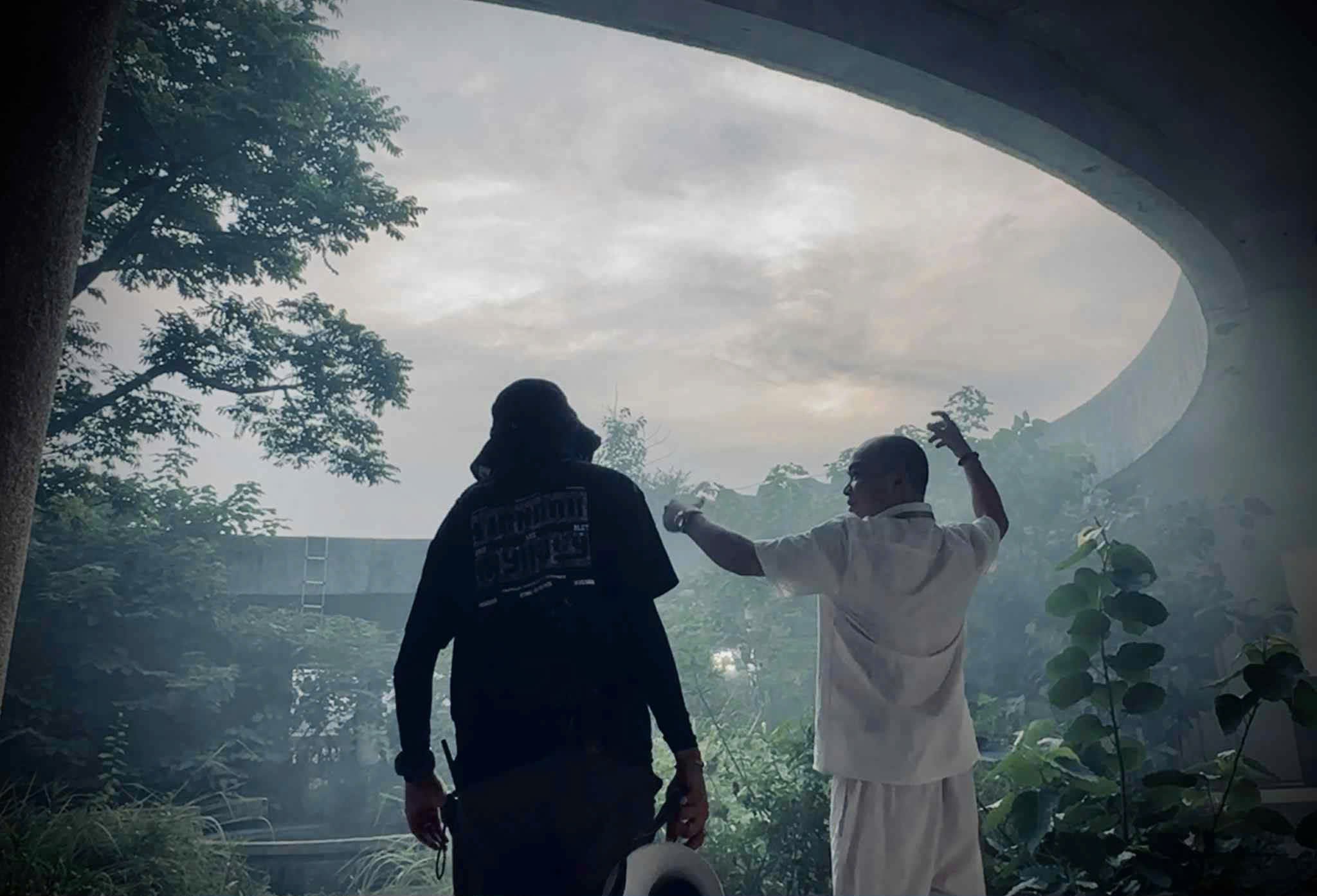 Sự khắt khe và trái tim ấm áp của đạo diễn Trần Ka My trên trường quay phim tình báo 'Tận hiến' tại Lào