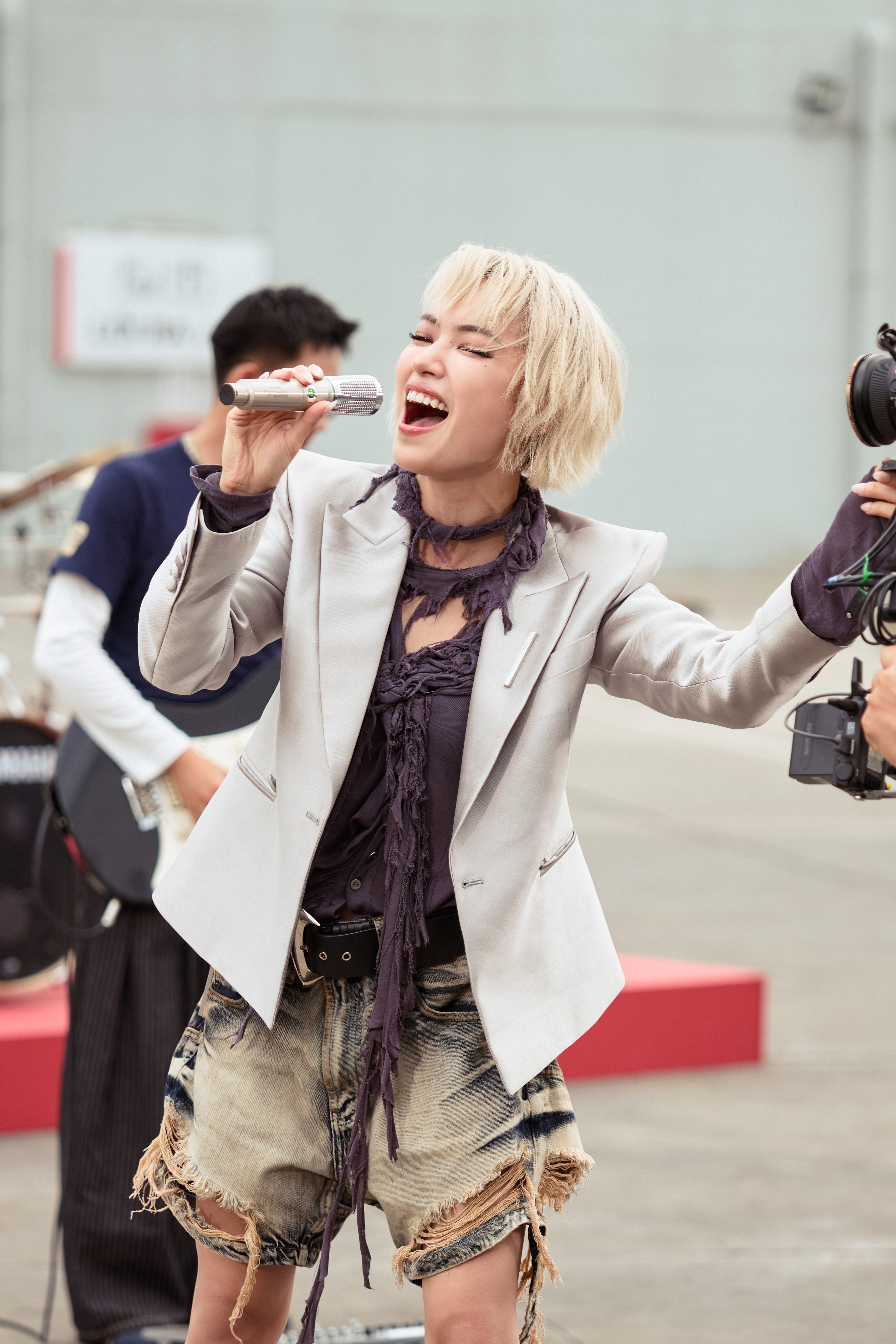 Châu Bùi ra mắt theme song 'Chạm sáng', khép lại hành trình truyền cảm hứng của series 'Đụng độ'