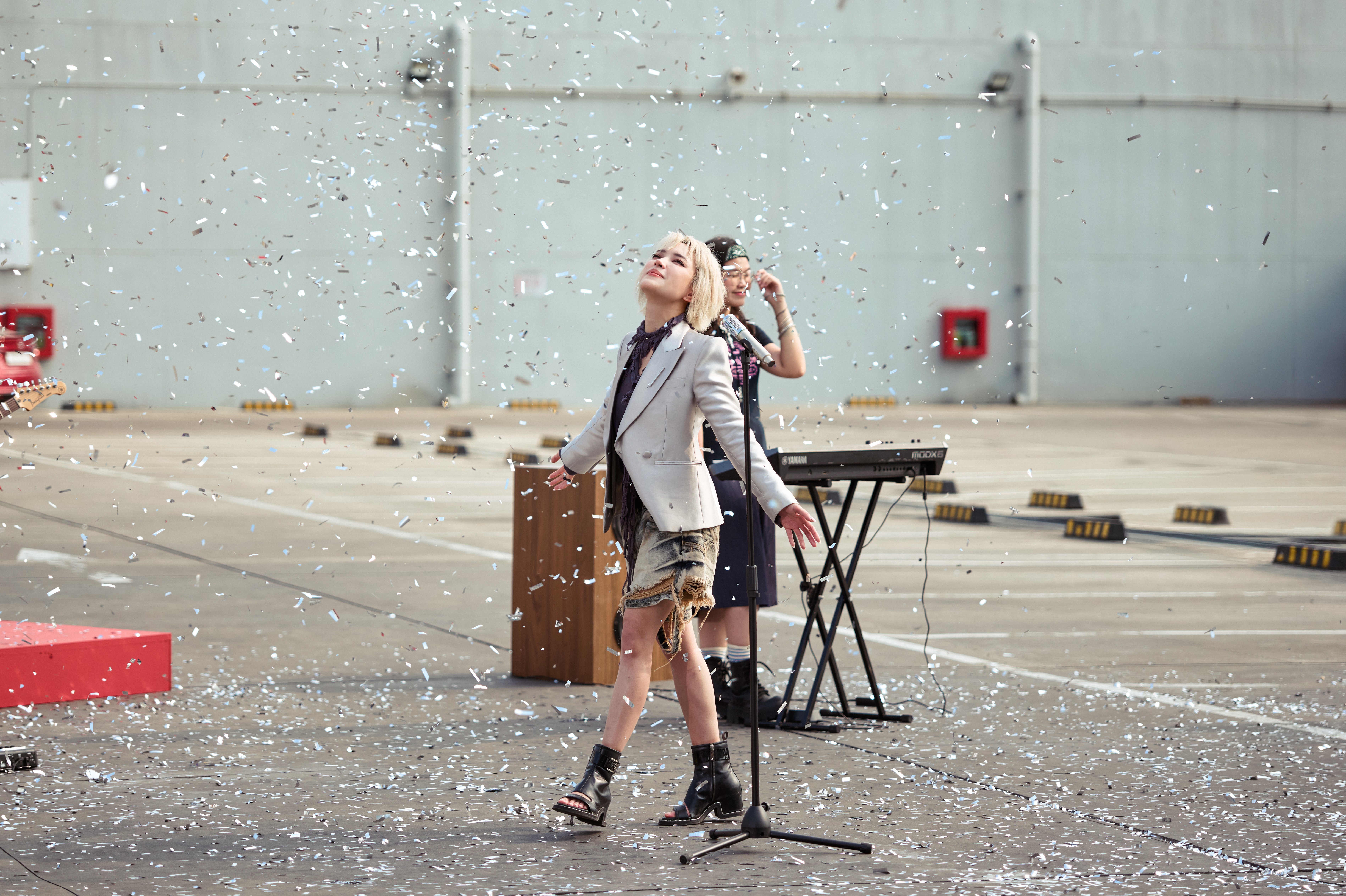 Châu Bùi ra mắt theme song 'Chạm sáng', khép lại hành trình truyền cảm hứng của series 'Đụng độ'