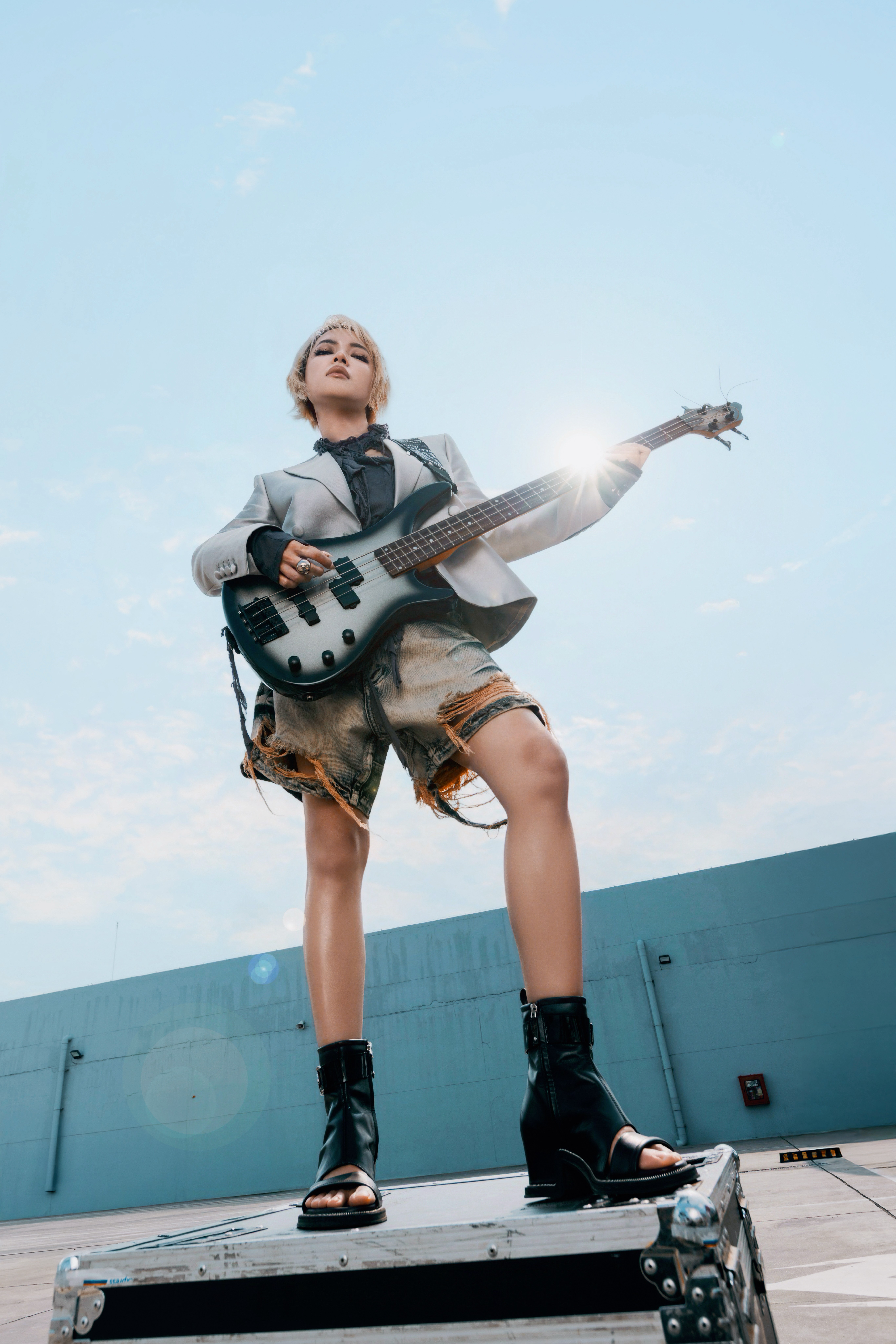 Châu Bùi ra mắt theme song 'Chạm sáng', khép lại hành trình truyền cảm hứng của series 'Đụng độ'