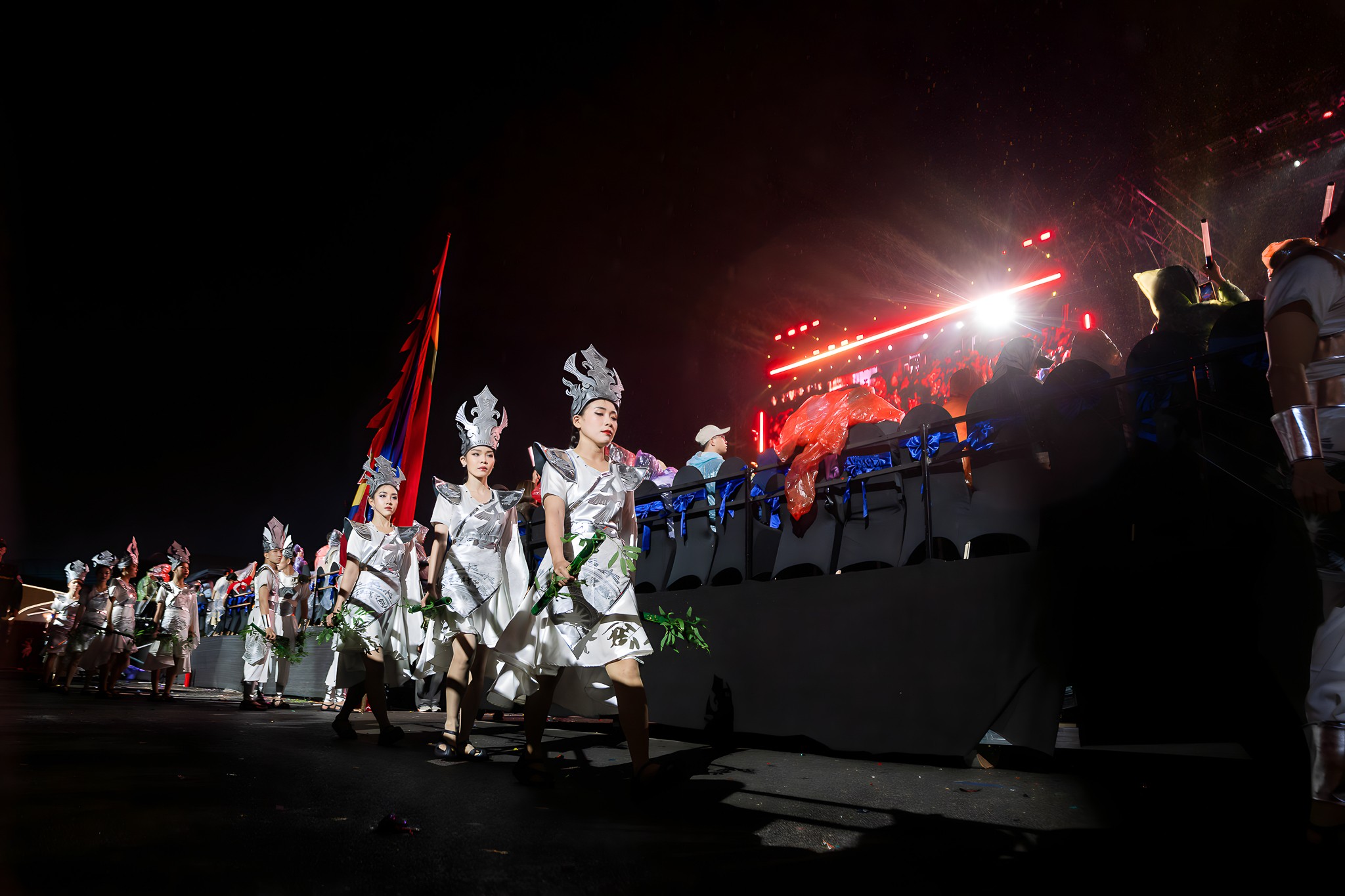 Lan tỏa tình yêu quê hương qua âm nhạc, Đan Trường và con trai khơi dậy 'Dòng máu Lạc Hồng'