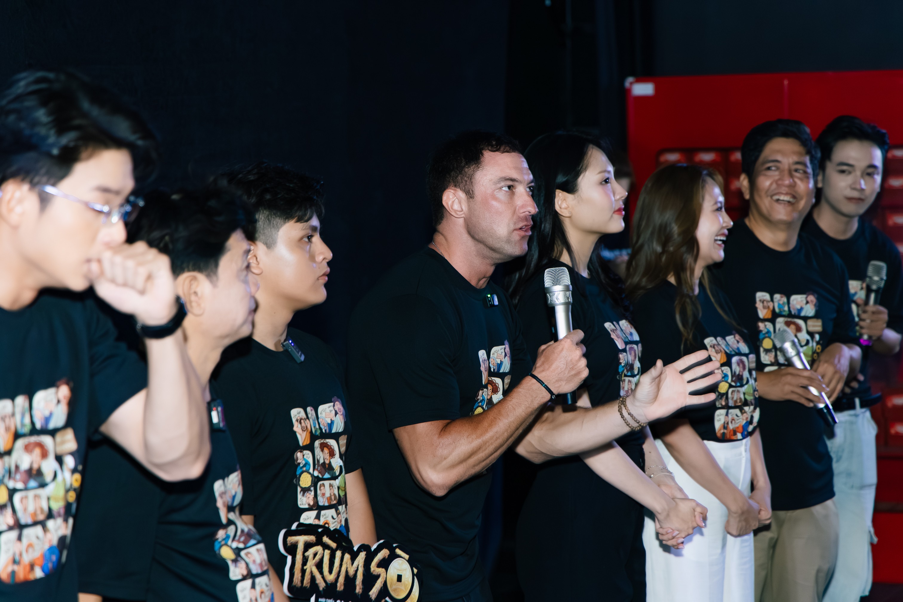 Quý tử điển trai của Đức Thịnh đi đóng phim, bị 'đẩy' lên… nóc nhà ngồi