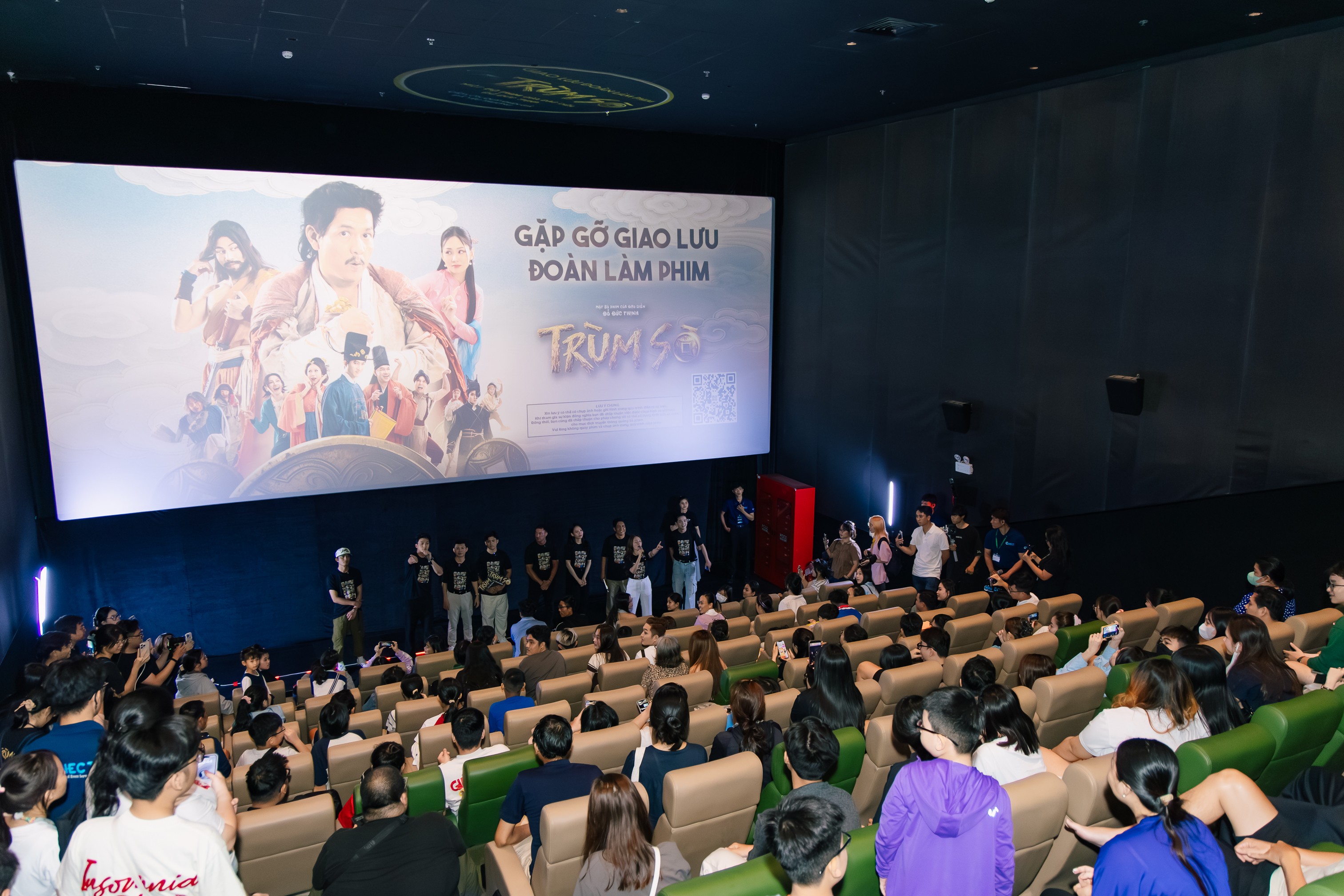 Quý tử điển trai của Đức Thịnh đi đóng phim, bị 'đẩy' lên… nóc nhà ngồi