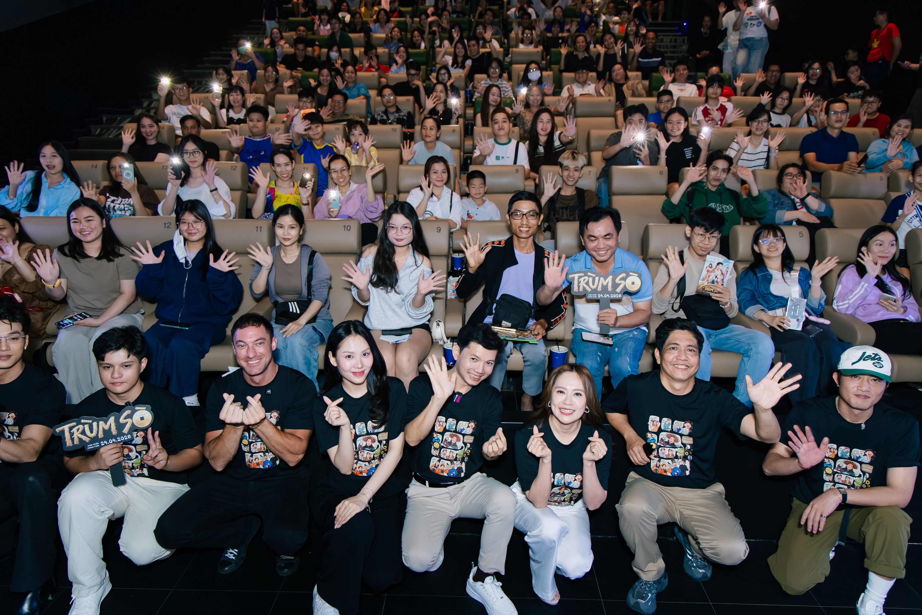 Quý tử điển trai của Đức Thịnh đi đóng phim, bị 'đẩy' lên… nóc nhà ngồi