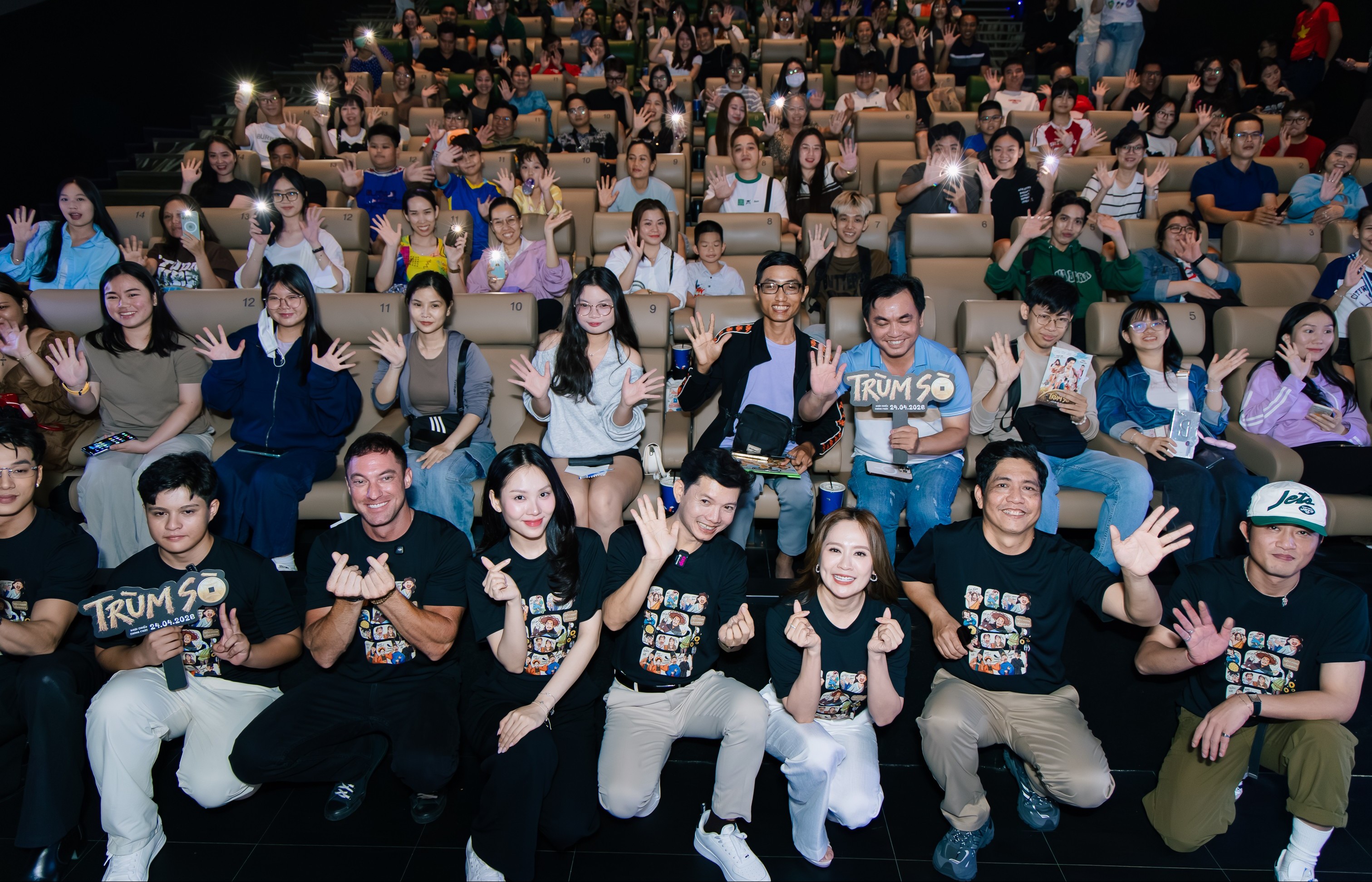 Quý tử điển trai của Đức Thịnh đi đóng phim, bị 'đẩy' lên… nóc nhà ngồi