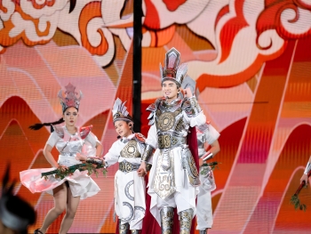 Lan tỏa tình yêu quê hương qua âm nhạc, Đan Trường và con trai khơi dậy 'Dòng máu Lạc Hồng'